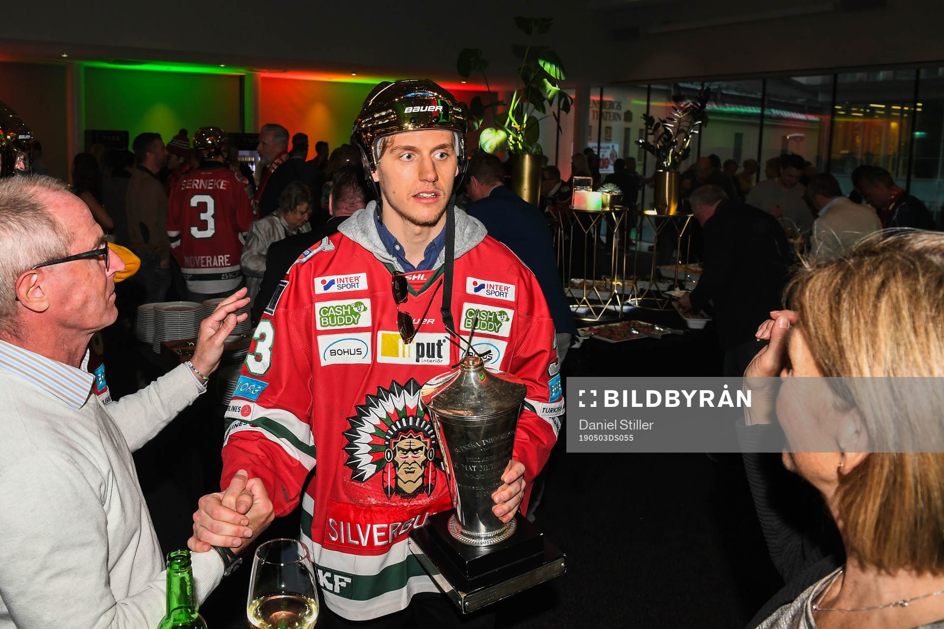 Målvakt Johan Mattsson med Le Mat-pokalen