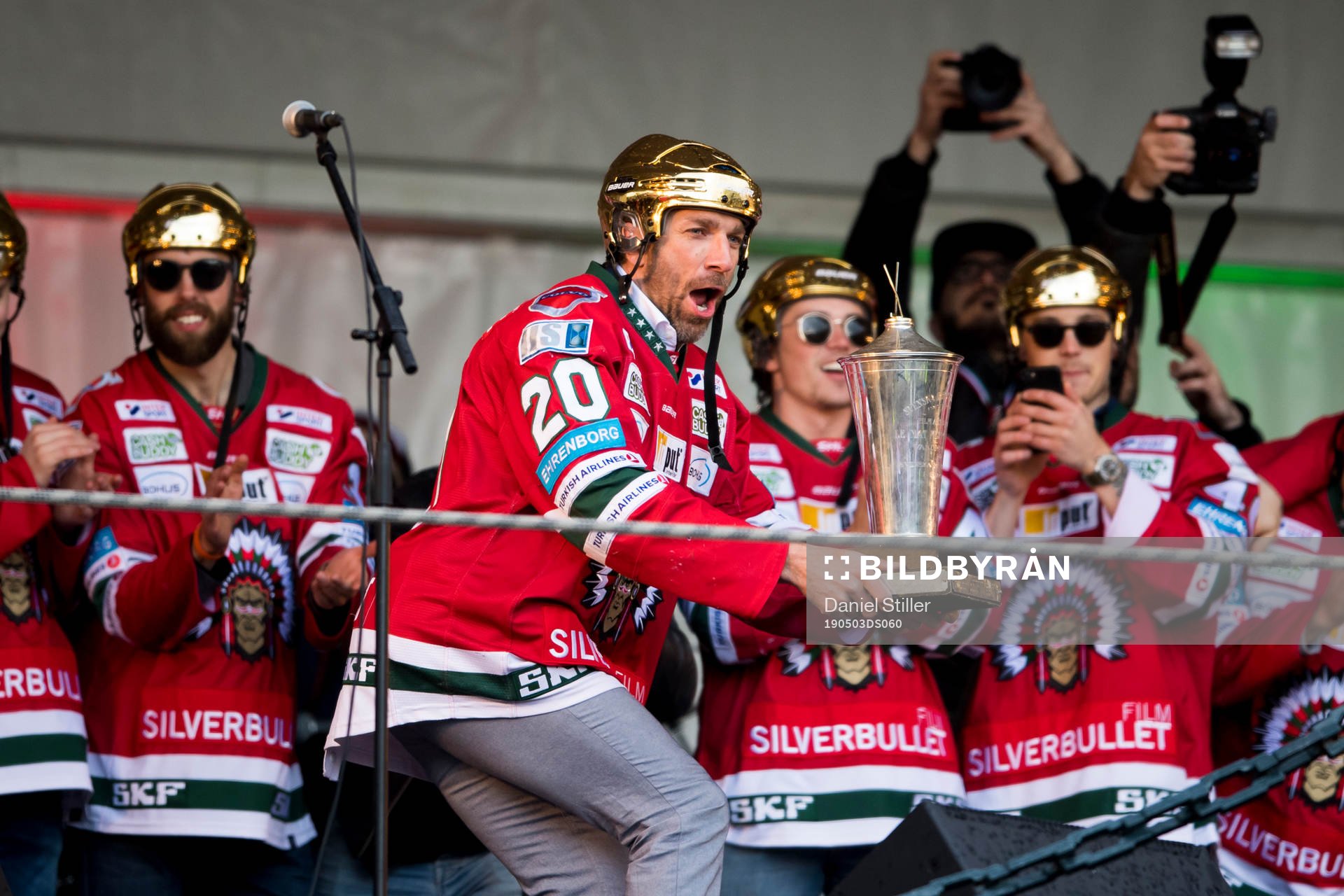 Frölundas Joel Lundqvist firar SM-guldet på Götaplatsen