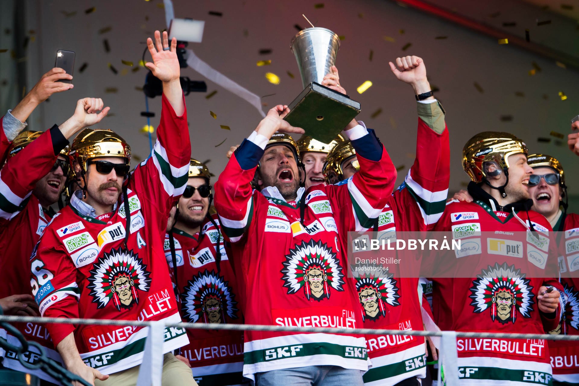 Frölunda och Joel Lundqvist firar SM-guldet på