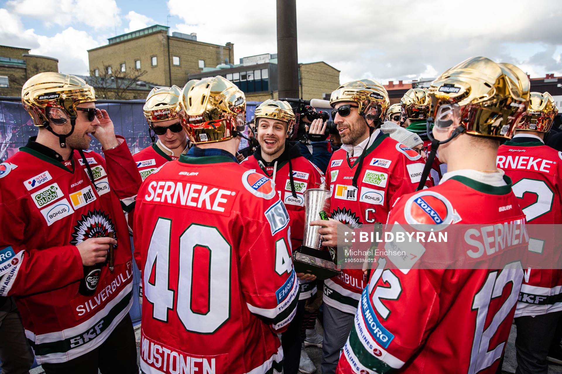 Joel Lundqvist, Joel Mustonen och Max Friberg firar