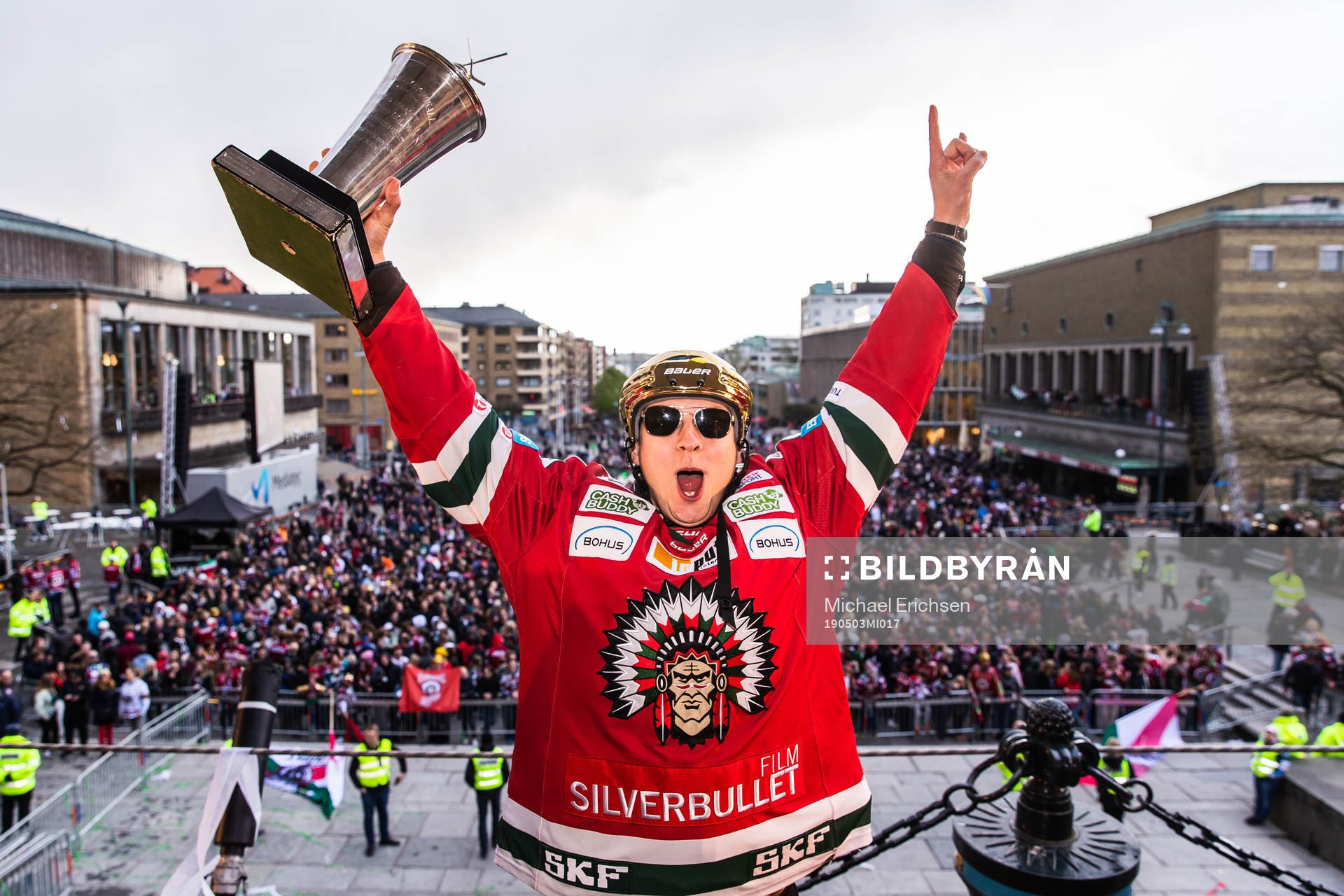 Rhett Rakshani jublar med Le Mat-pokalen
