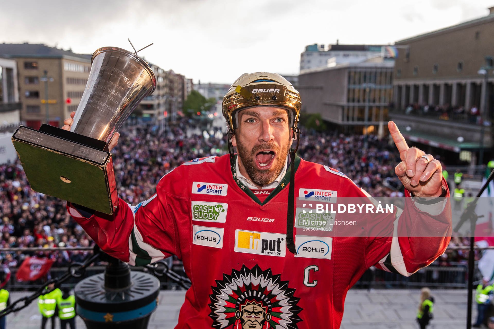 Joel Lundqvist jublar med Le Mat-pokalen