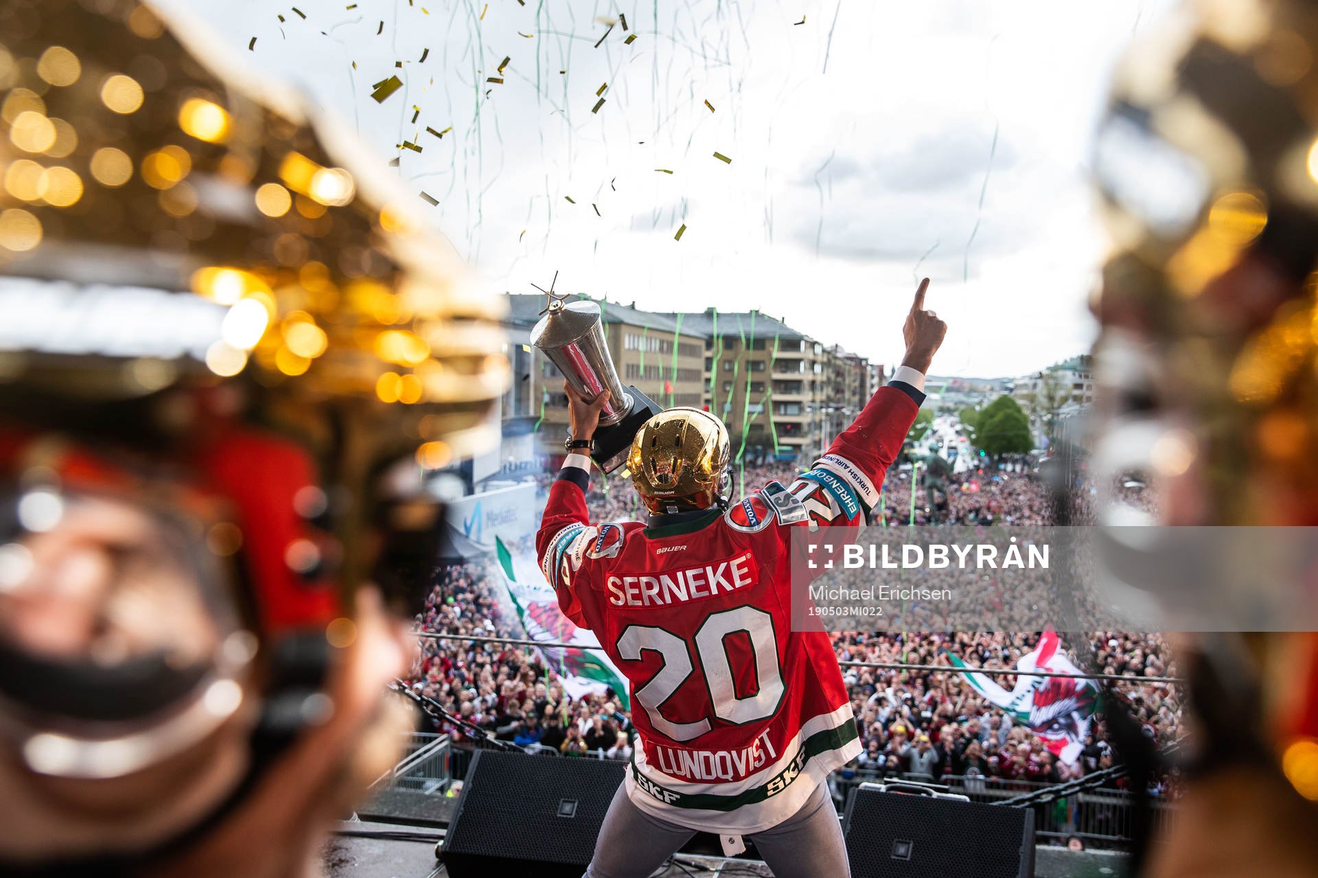 Joel Lundqvist jublar med Le Mat-pokalen