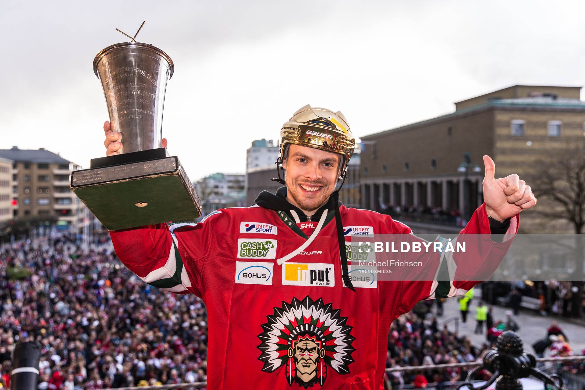 Mats Rosseli Olsen jublar med Le Mat-pokalen