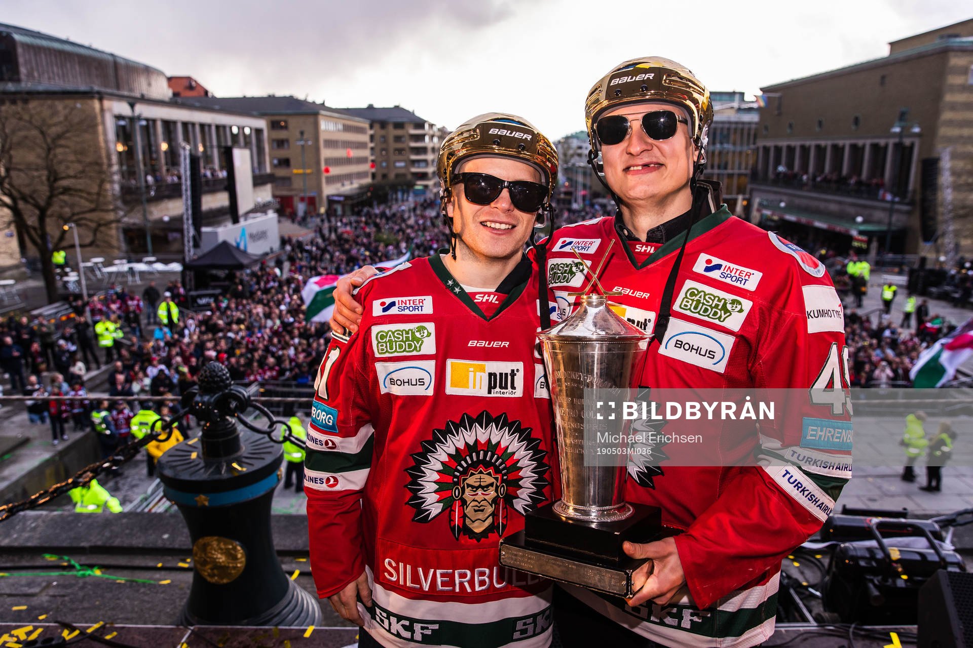 Ryan Lasch och Rhett Rakshani jublar med Le Mat-pokalen