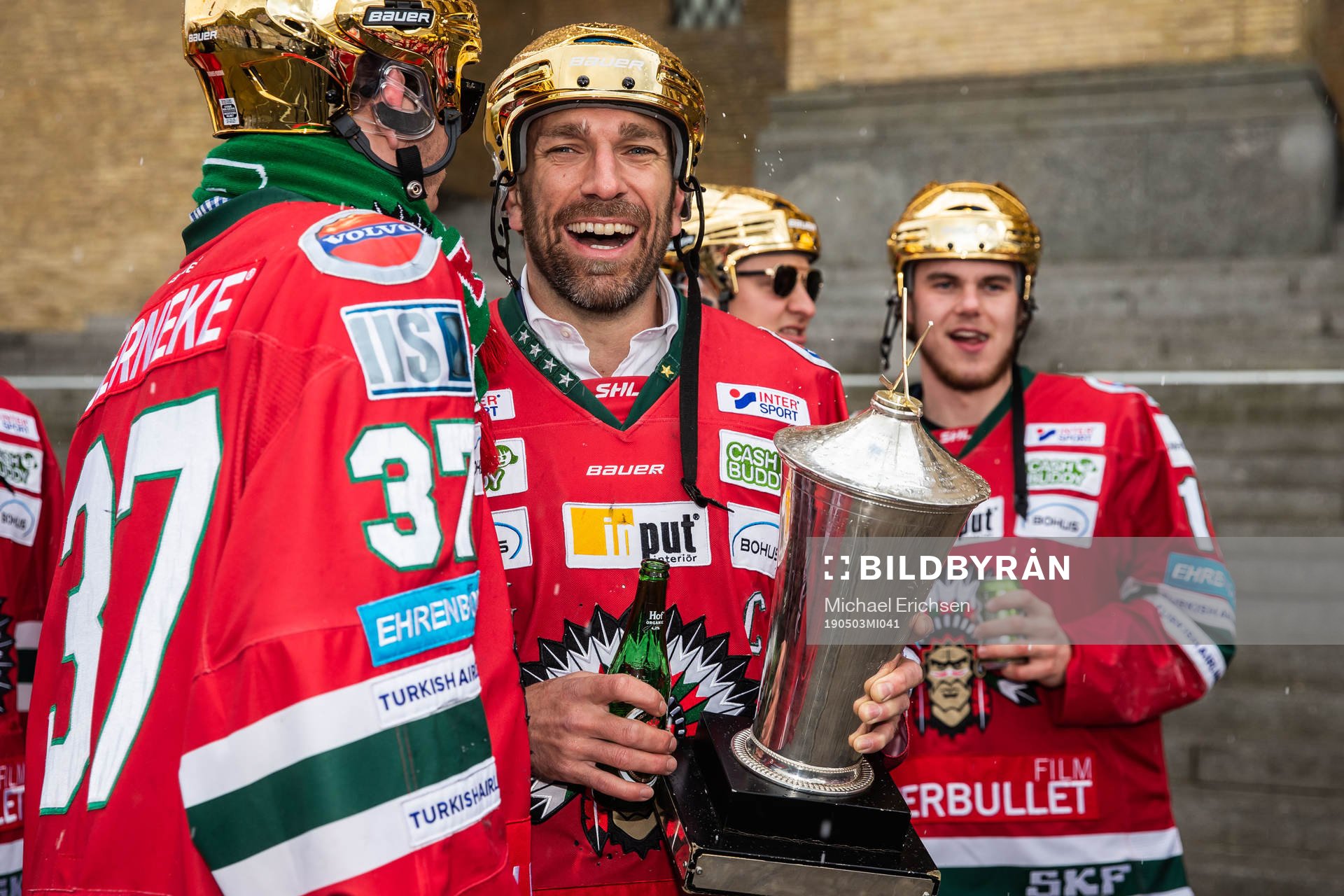 Målvakt Johan Gustafsson och Joel Lundqvist jublar med Le