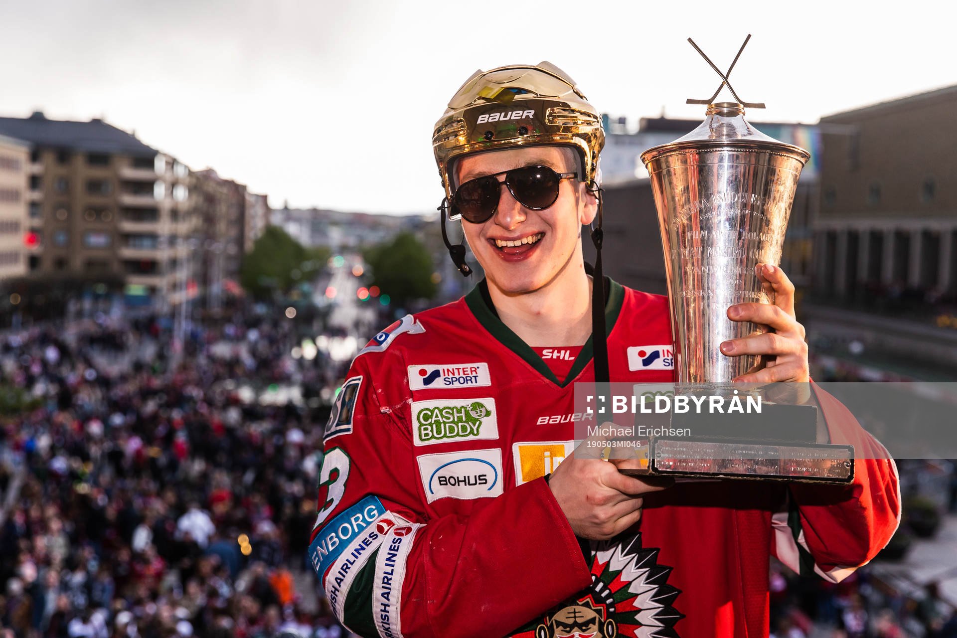 Jacob Moverare jublar med Le Mat-pokalen