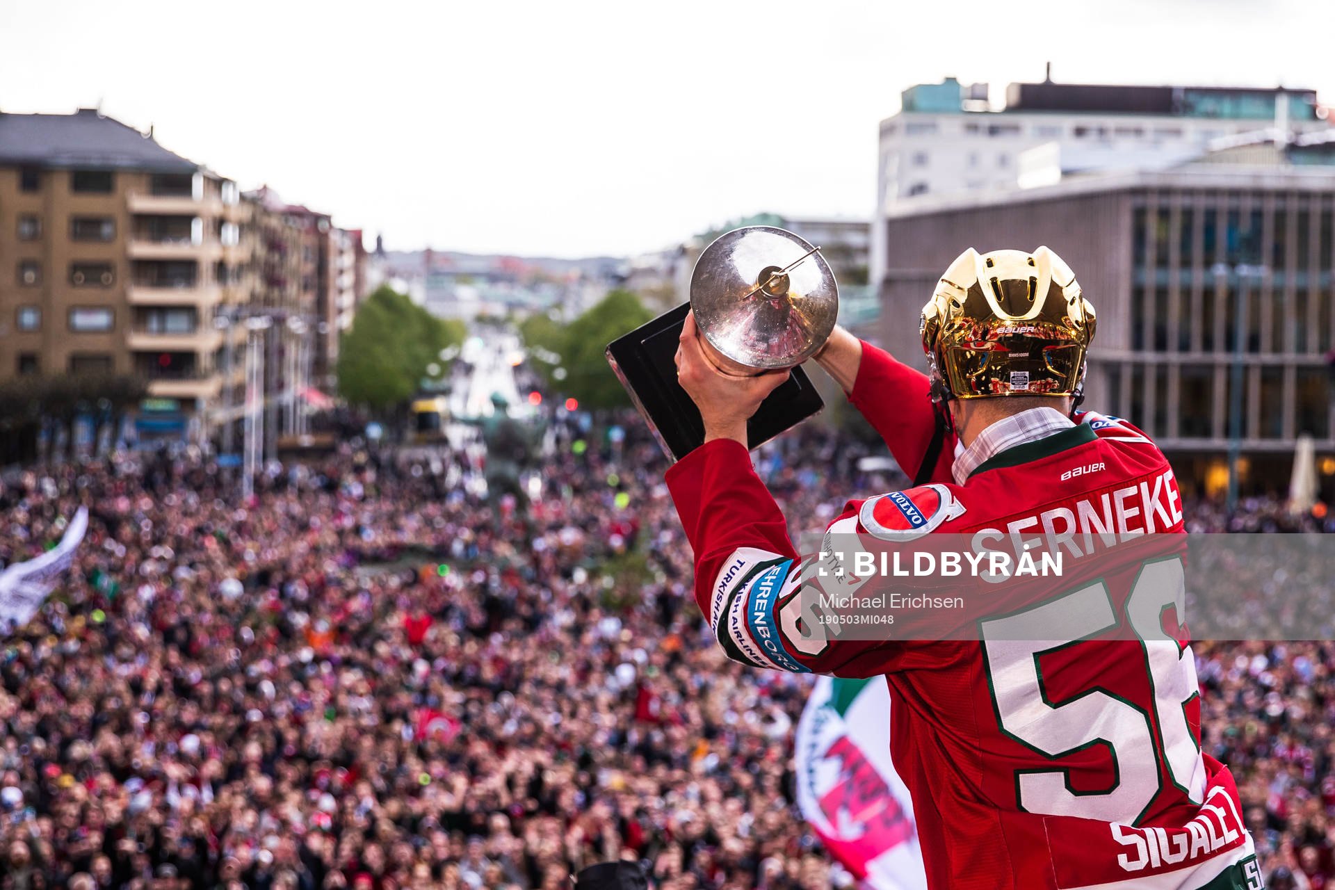 Jonathan Sigalet jublar med Le Mat-pokalen