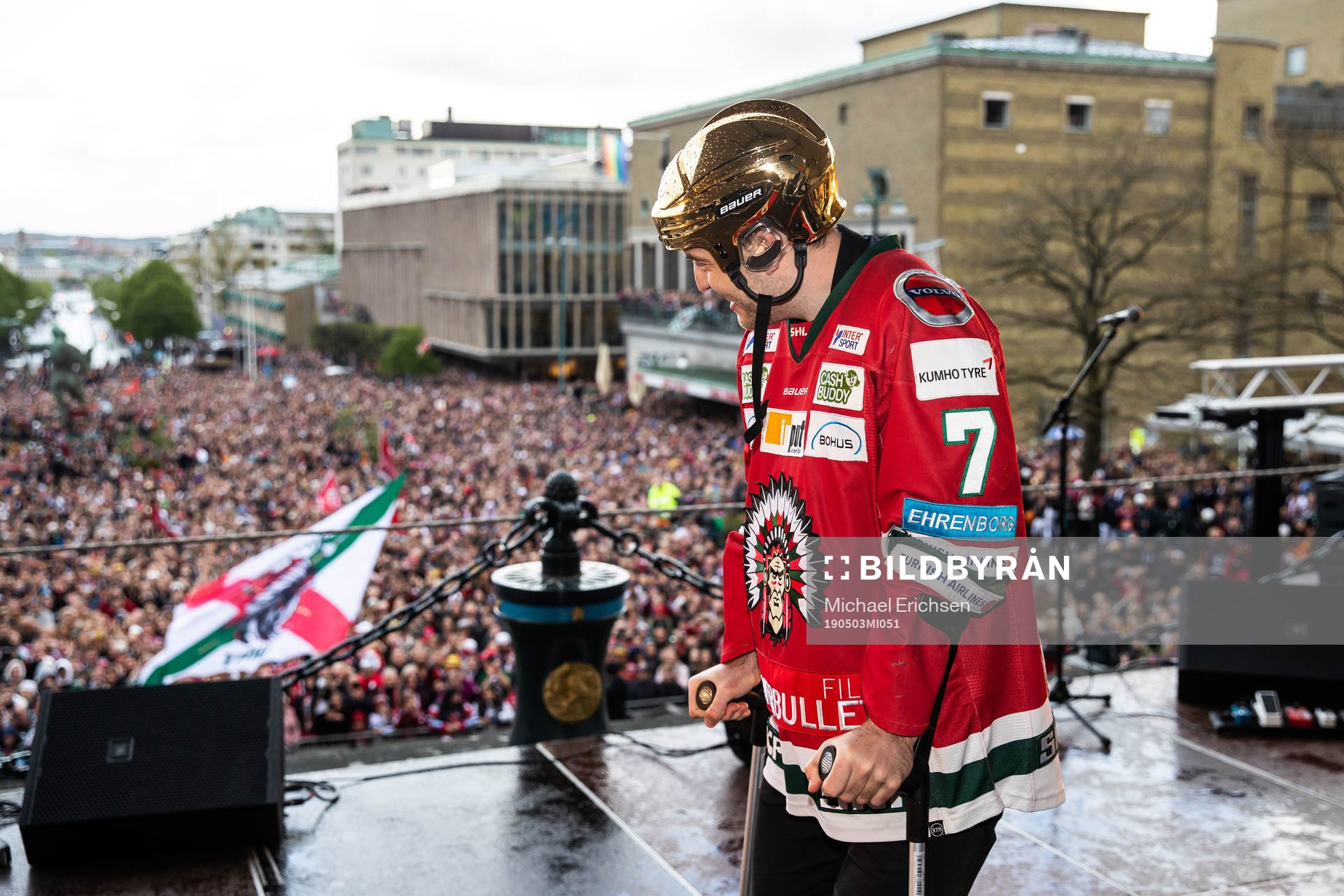 Pathrik Westerholm firar SM-guldet på Götaplatsen