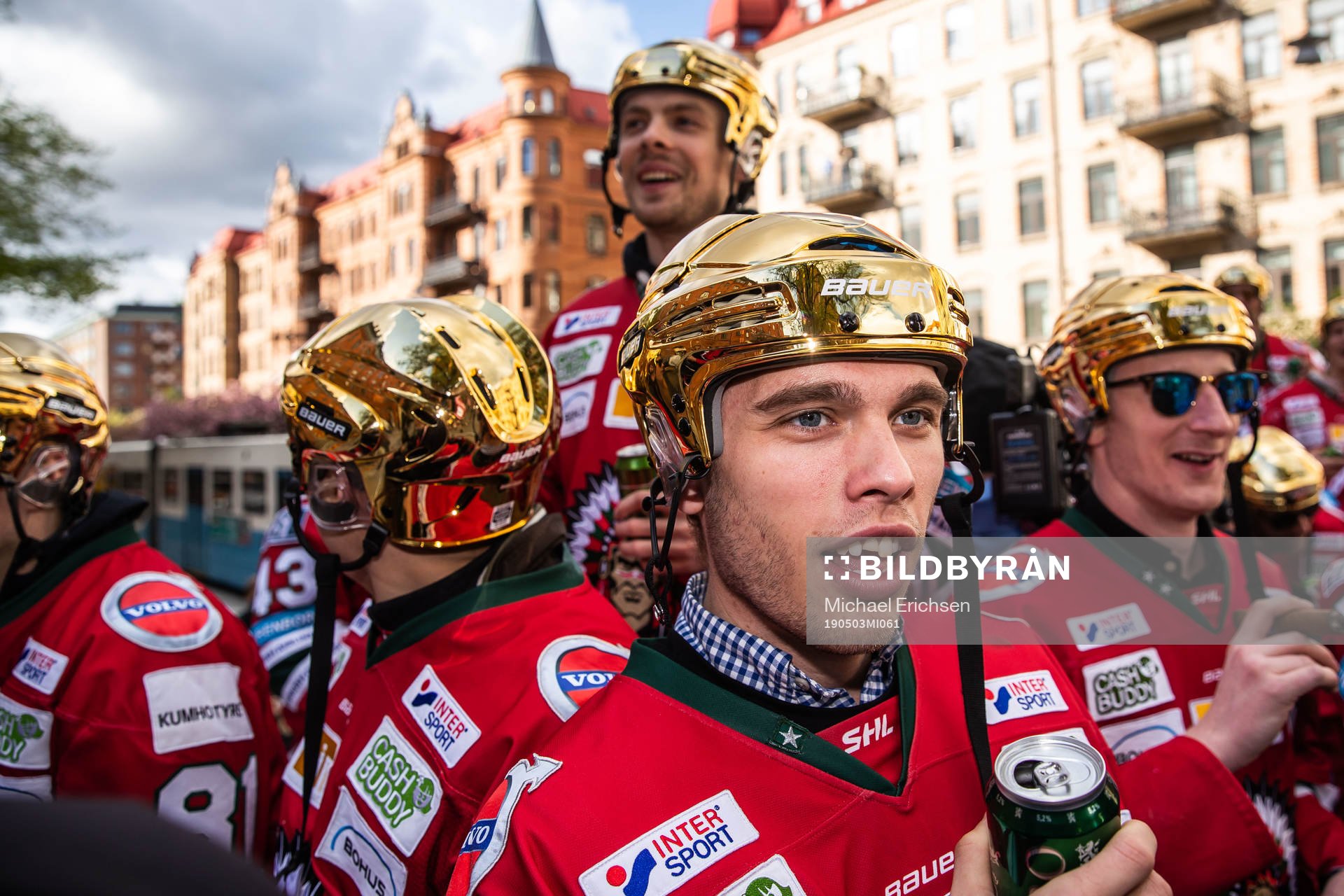 Målvakt Johan Gustafsson på spelarbussen mot Götaplatsen