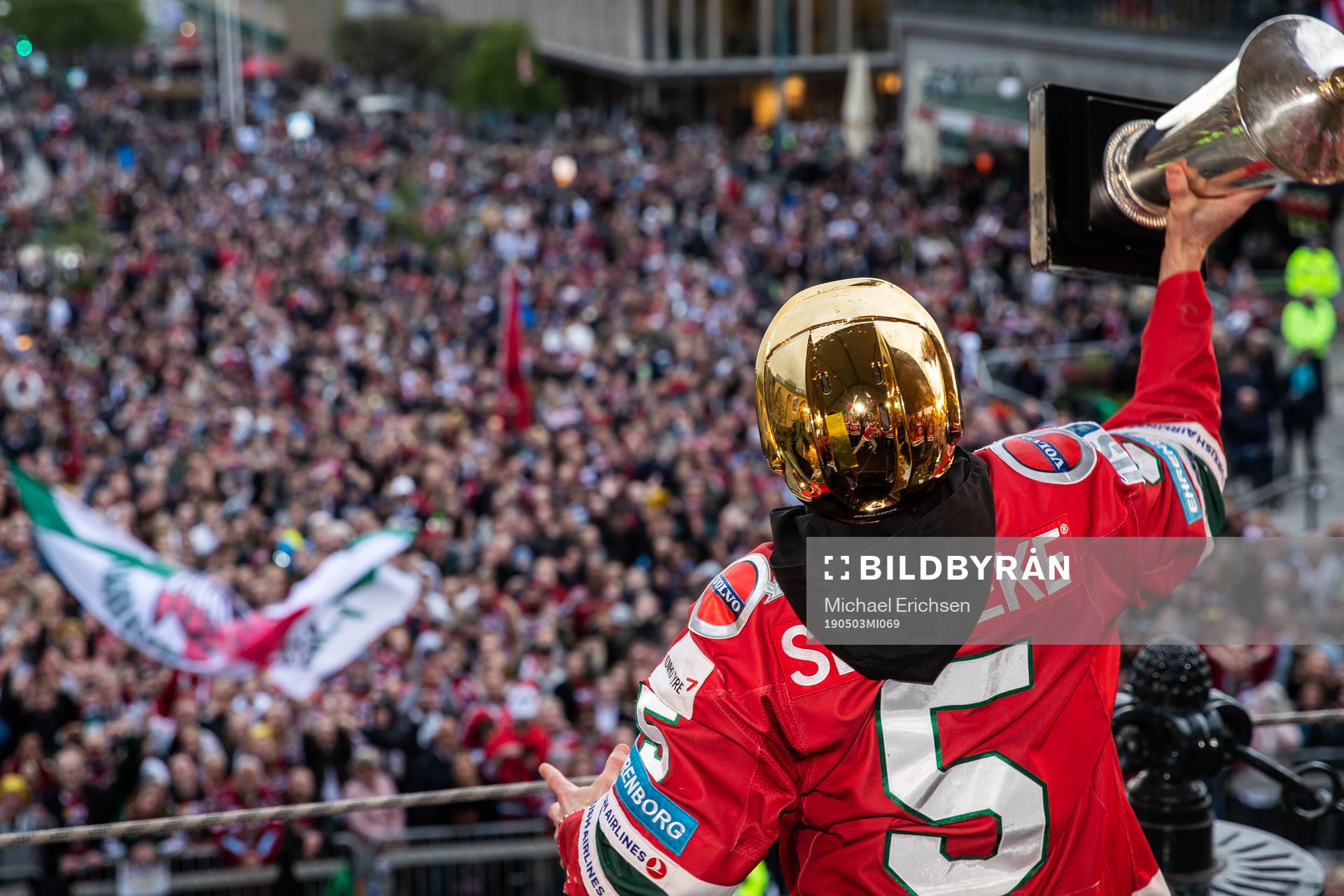 Chay Genoway jublar med Le Mat-pokalen