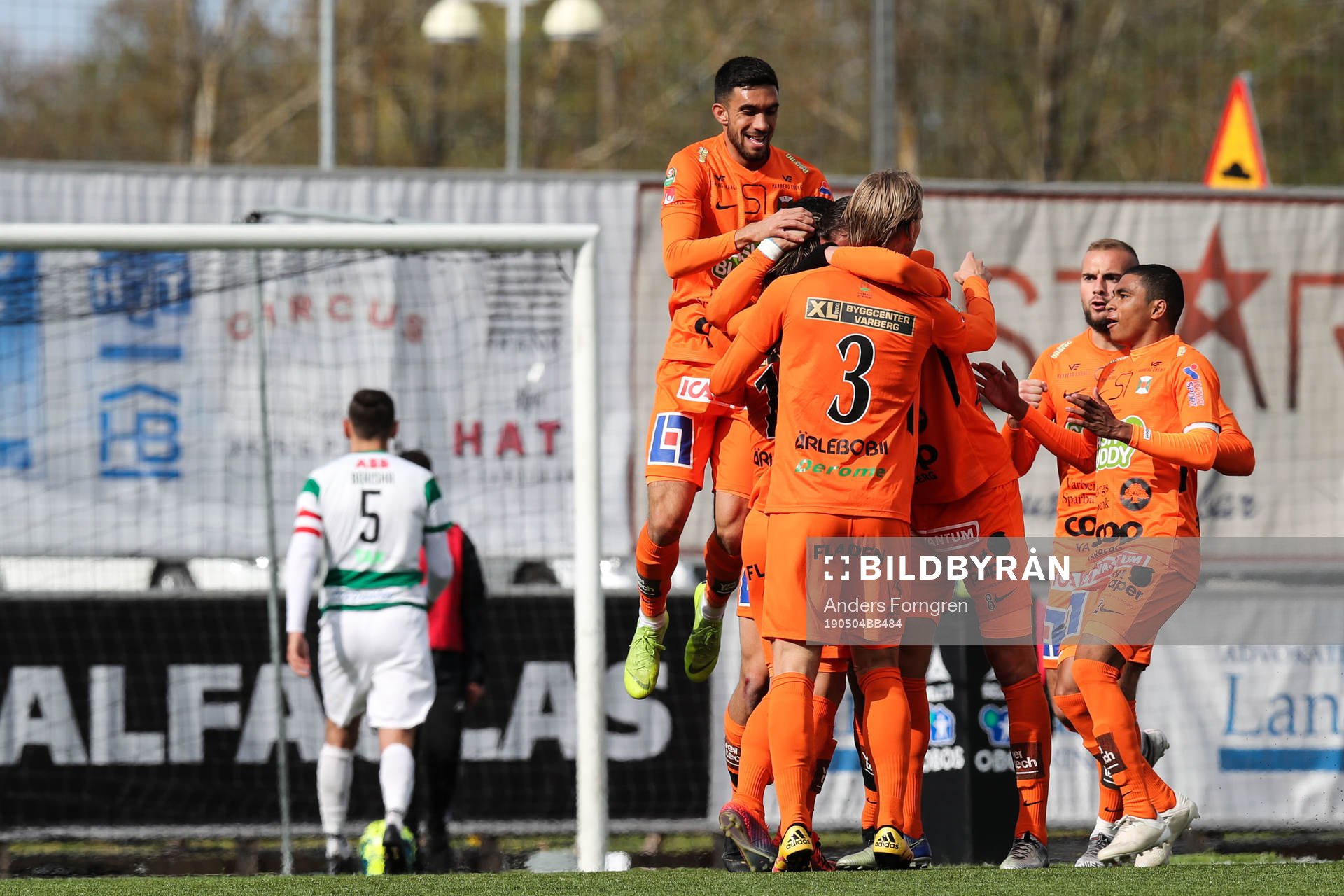 Varbergs Robin Book jublar med lagkamrater