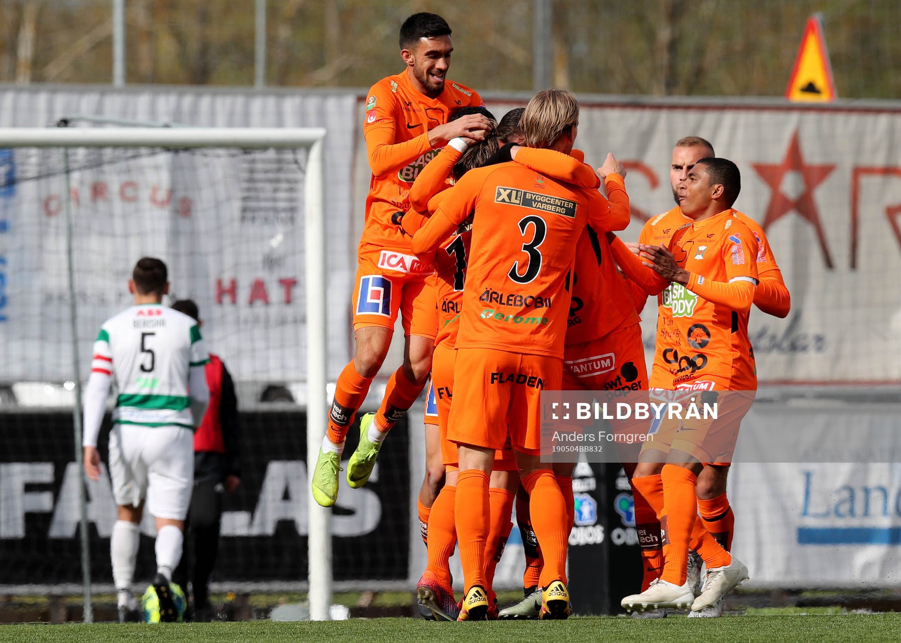 Varbergs Robin Book jublar med lagkamrater