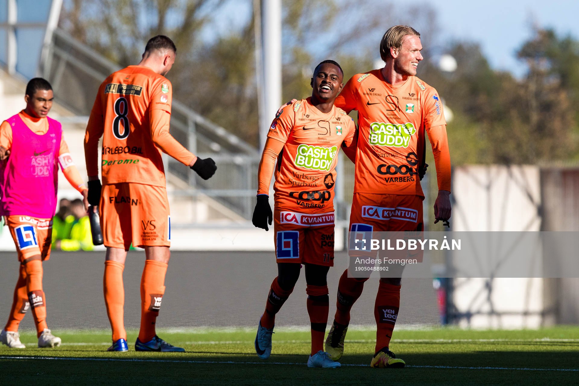 Varbergs Nahom Girmai Netabay och Hampus Zackrisson jublar