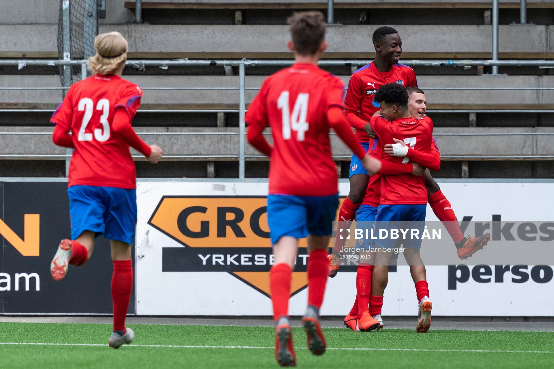 Helsingborgs Andreas Svensson kramas om av lagkamraterna
