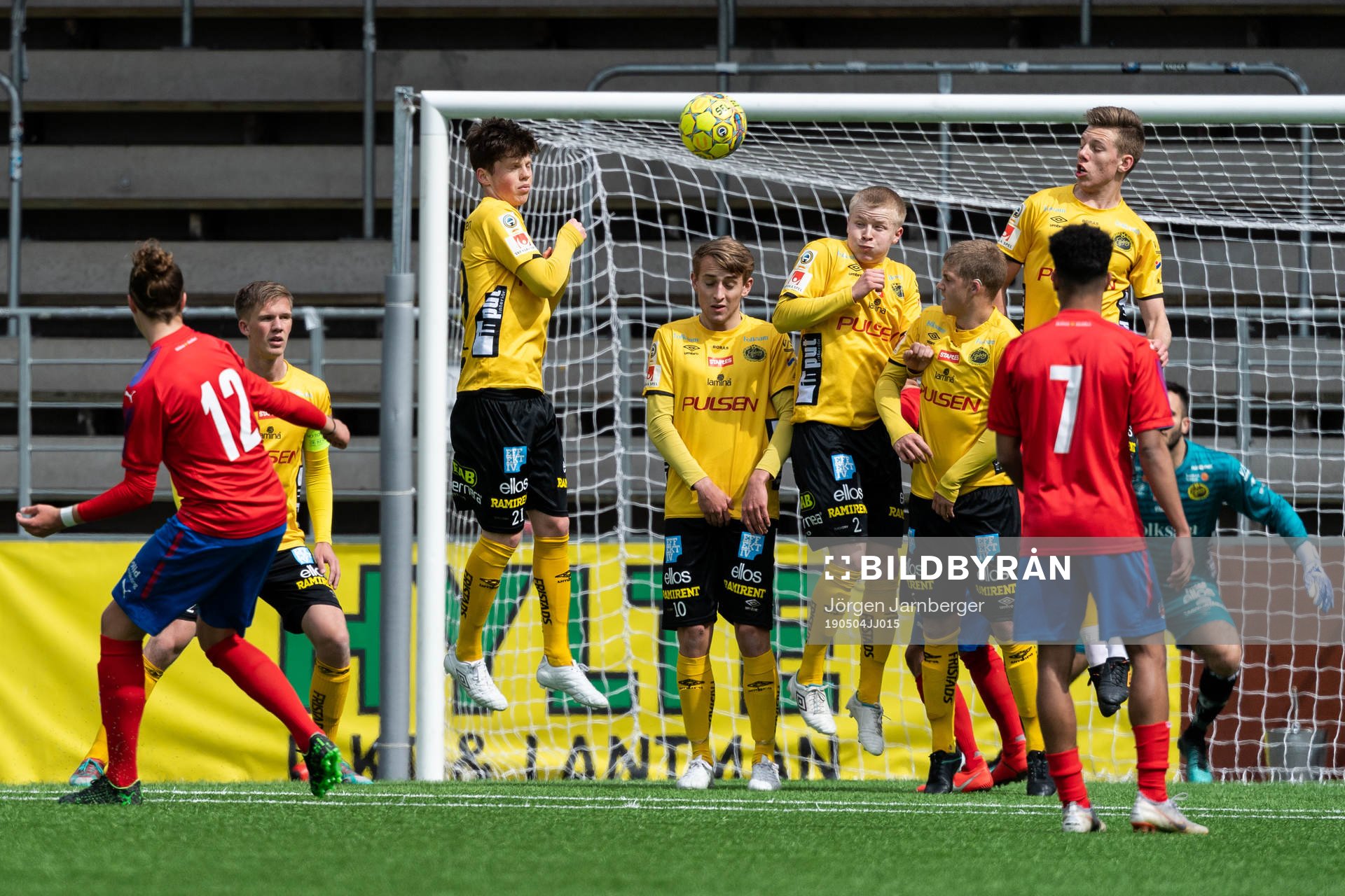 Helsingborgs Kevin Höög Jansson skjuter frispar och