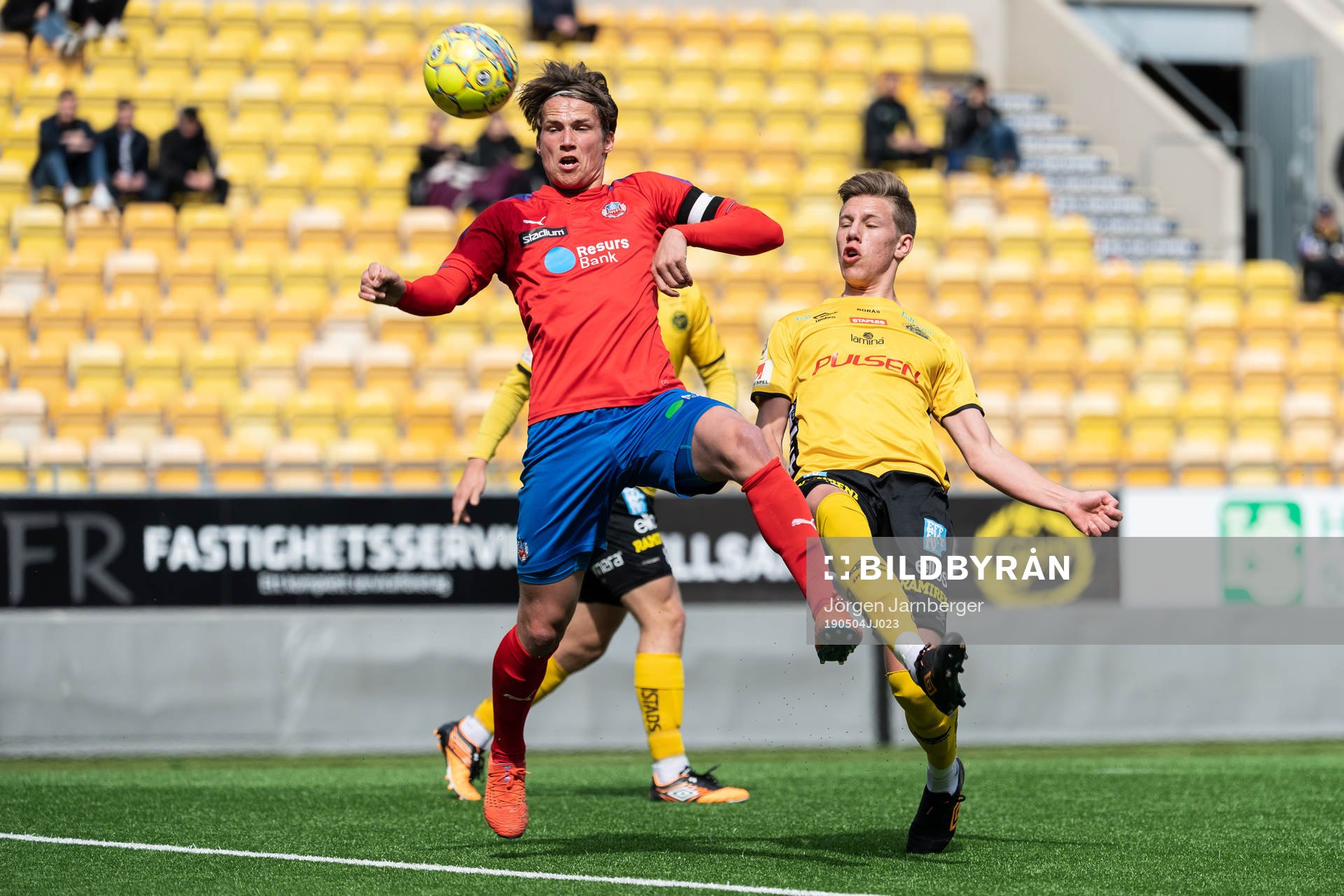 Helsingborgs Alex Sjöholm och Elfsborgs Noah Söderberg under fotbollsmatchen i U19 Allsvenskan mellan Elfsborg och Helsingborg den 4 maj 2019 i Borås.