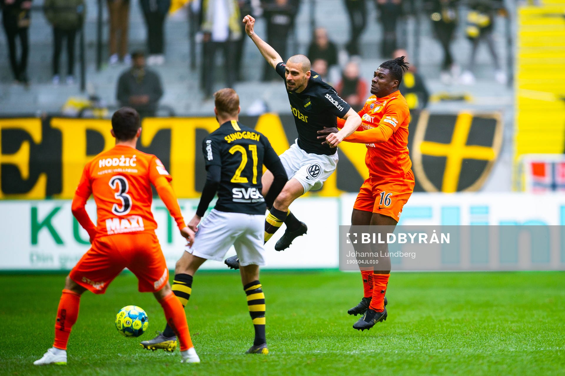 s Panajotis Dimitriadis och AFC Eskilstunas Samuel Nnamani