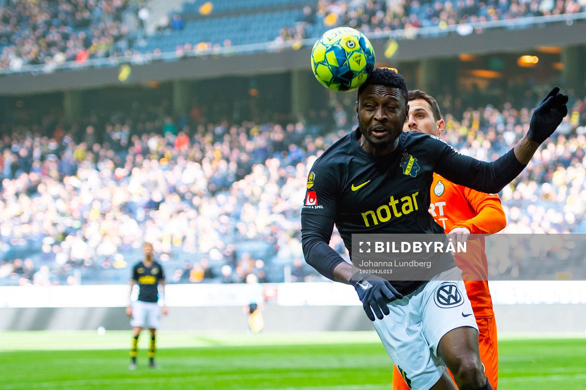 s Chinedu Ogbuke Obasi och AFC Eskilstunas Kadir Hodzic