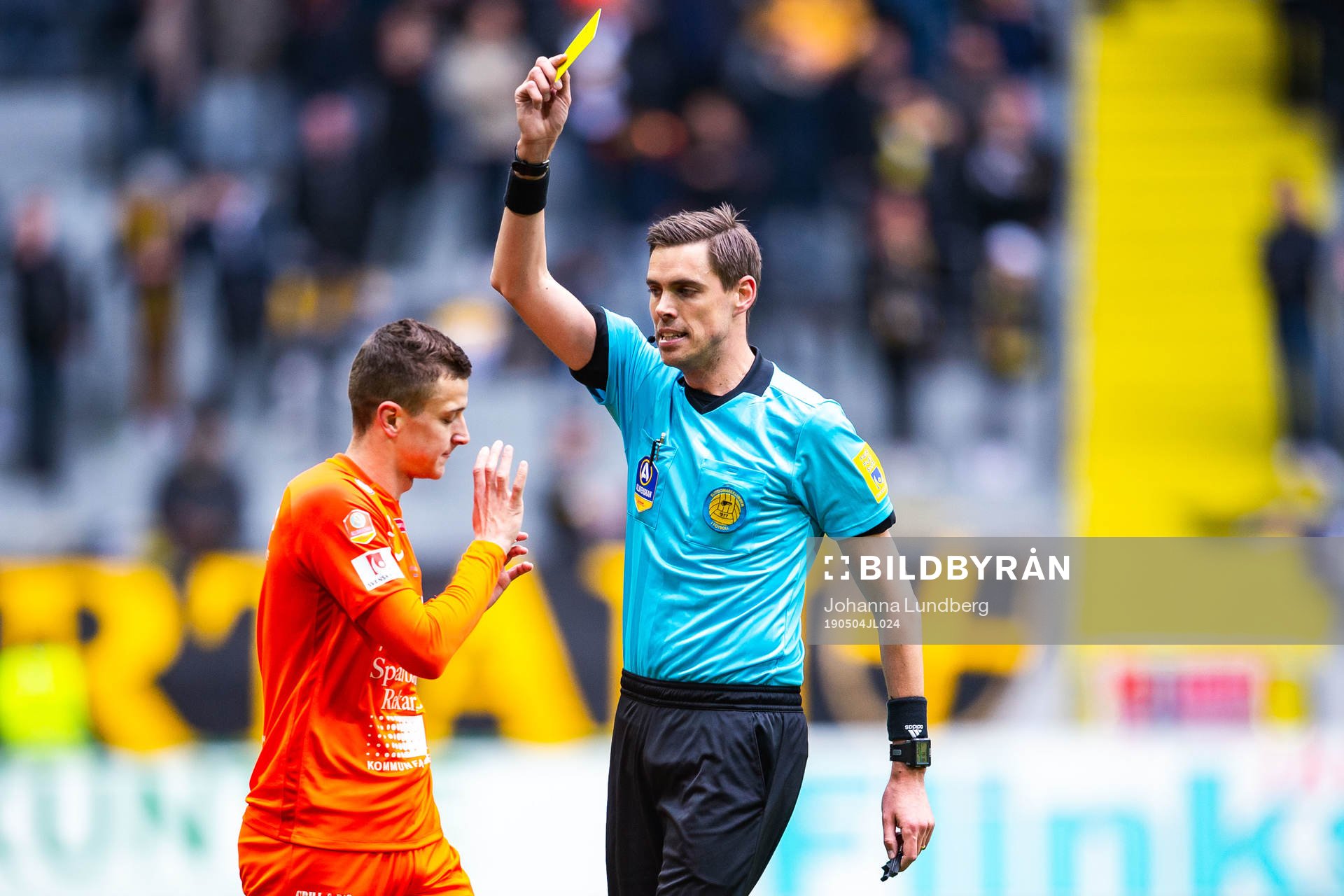 AFC Eskilstunas Ivan Bobko tilldelas en varning av domare Magnus Lindgren under fotbollsmatchen i Allsvenskan mellan AIK och AFC Eskilstuna den 4 maj 2019 i Stockholm.