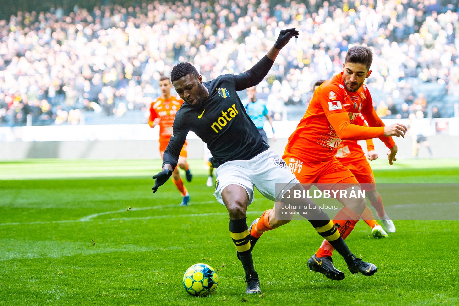s Chinedu Ogbuke Obasi och AFC Eskilstunas Kadir Hodzic