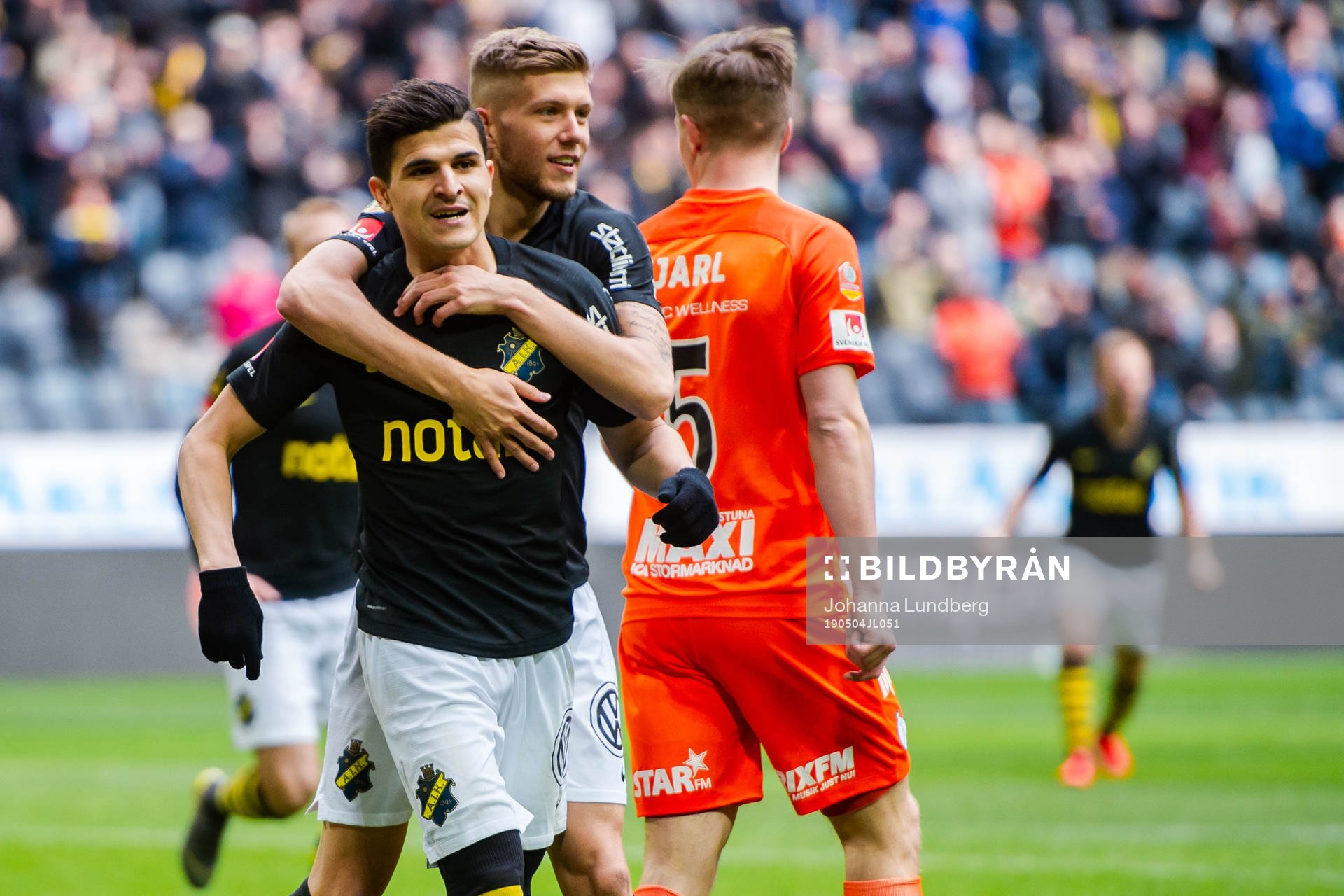 s Tarik Elyounoussi jublar med Anton Salétros