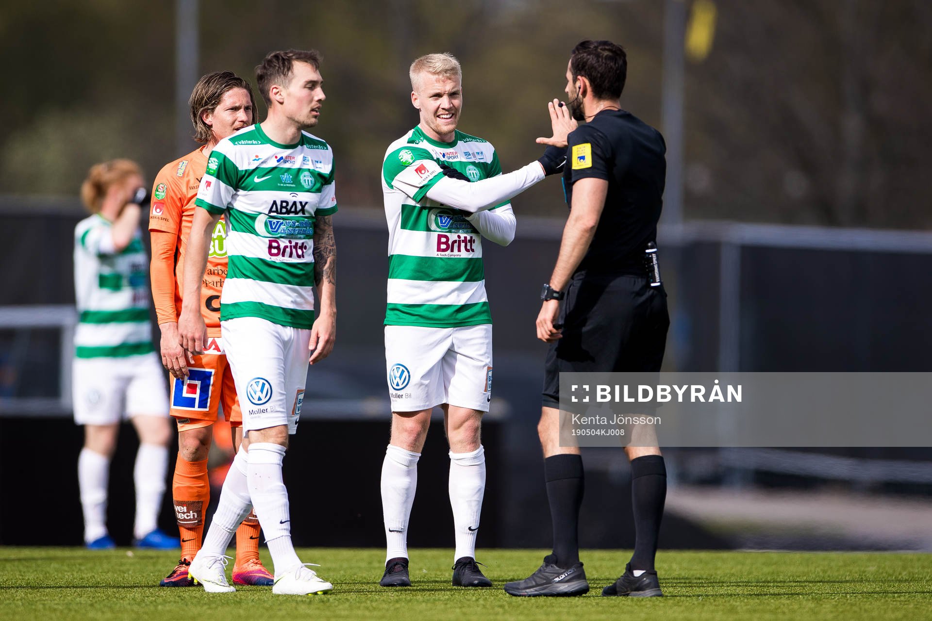 Västerås Simon Johansson diskuterar med domare Granit