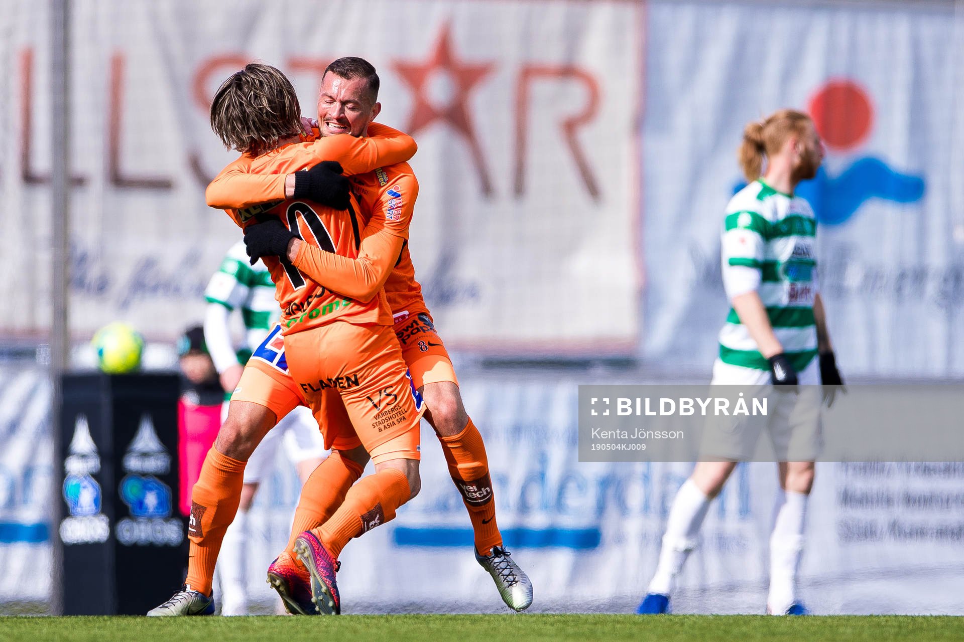Varbergs Robin Book jublar med Albert Ejupi