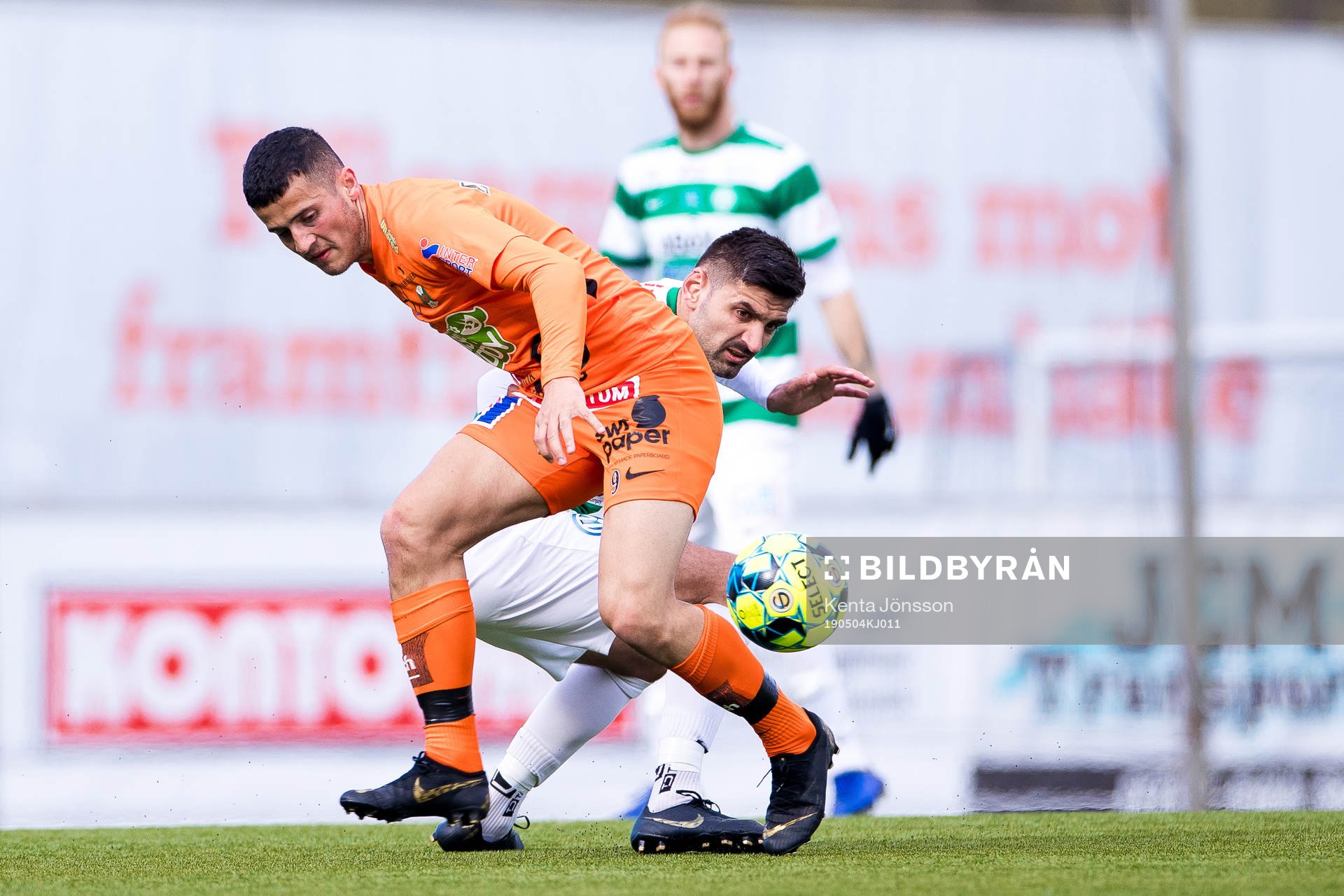 Varbergs Astrit Seljmani  och Västerås Ilir Berisha