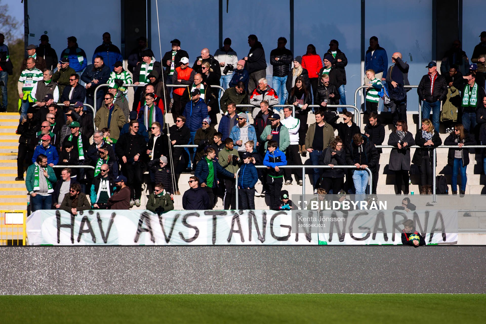 Västerås supportrar med en banderoll