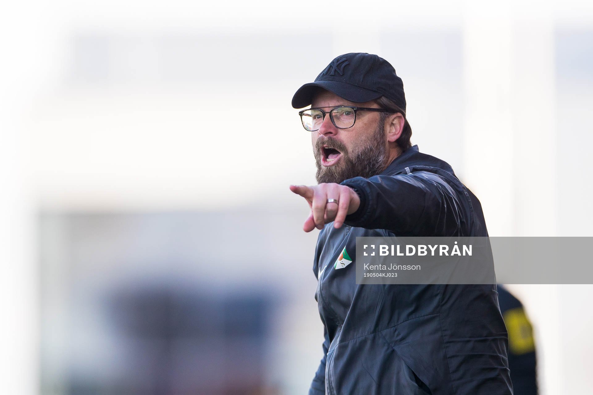 Varbergs assisterande tränare Joakim Persson reagerar
