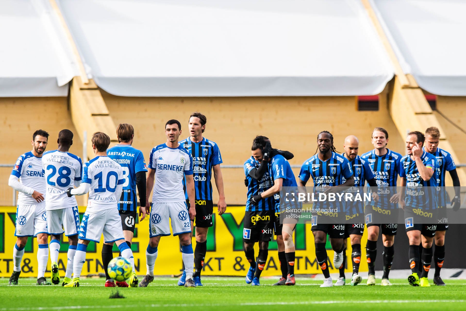Sirius Jonas Lindberg jublar med lagkamrater med IFK