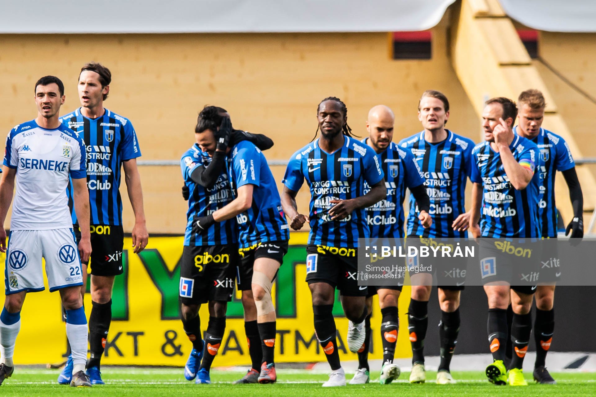 Sirius Jonas Lindberg jublar med lagkamrater efter 2-1 under fotbollsmatchen i Allsvenskan mellan Sirius och IFK Göteborg den 4 maj 2019 i Uppsala.