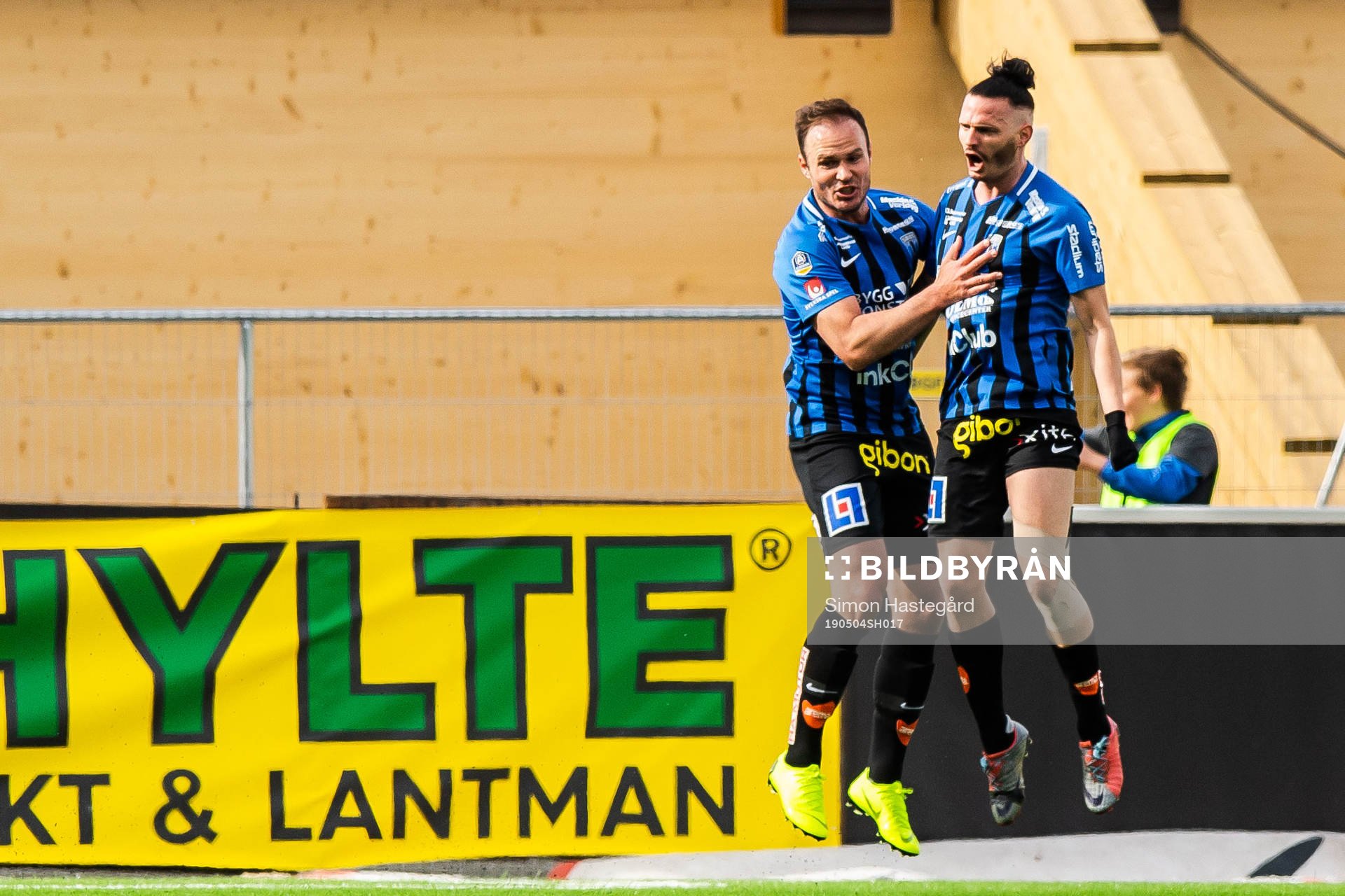 Sirius Niklas Busch Thor och Jonas Lindberg jublar