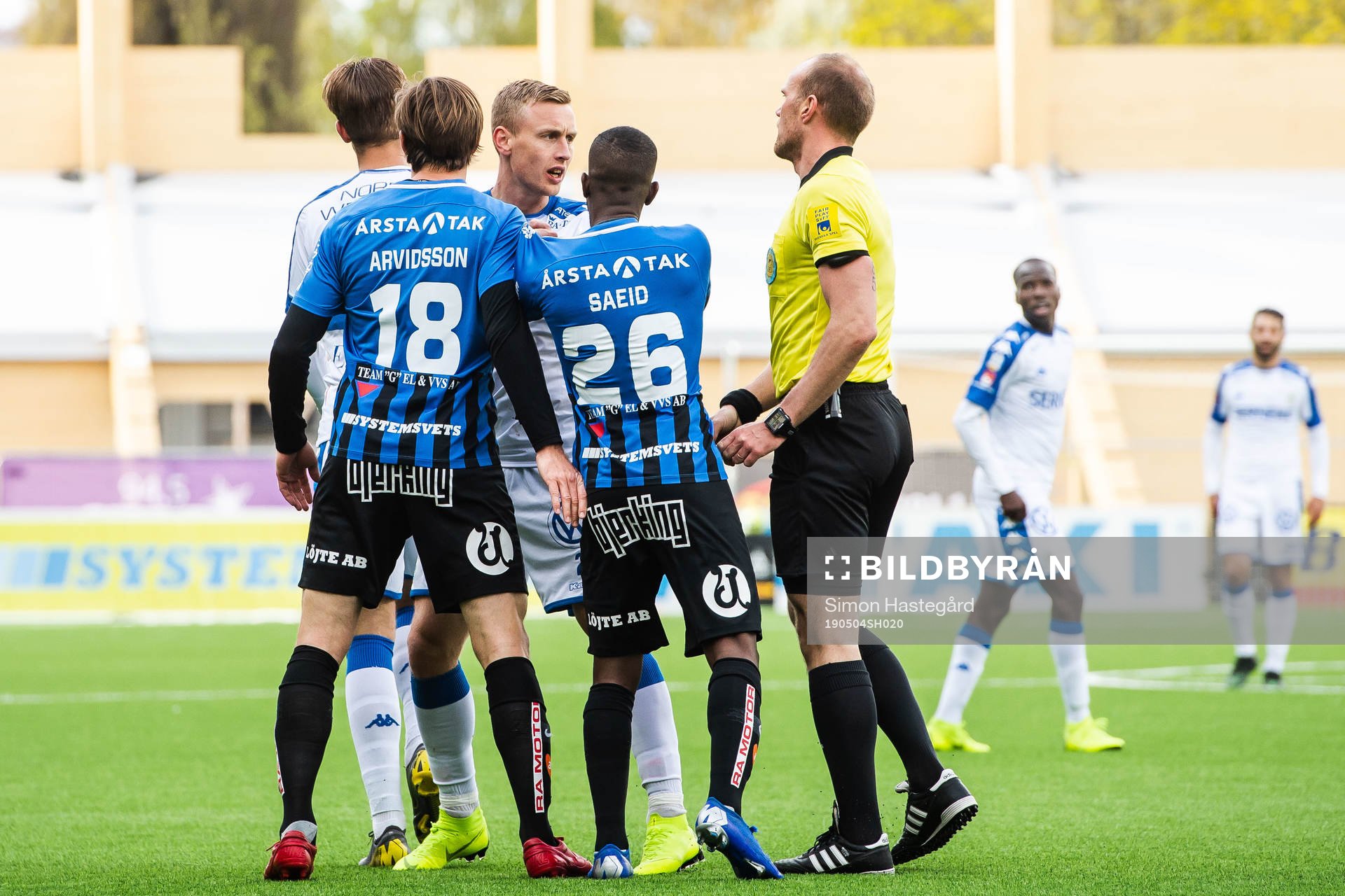 IFK Göteborgs Sebastian Ohlsson i diskussion med Sirius
