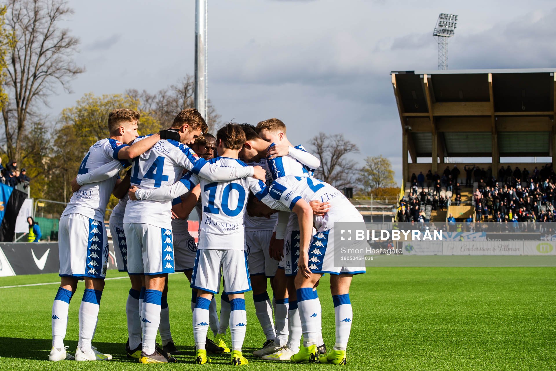 IFK Göteborgs Patrik Karlsson Lagemyr jublar med lagkamrater efter 2-3 under fotbollsmatchen i Allsvenskan mellan Sirius och IFK Göteborg den 4 maj 2019 i Uppsala.