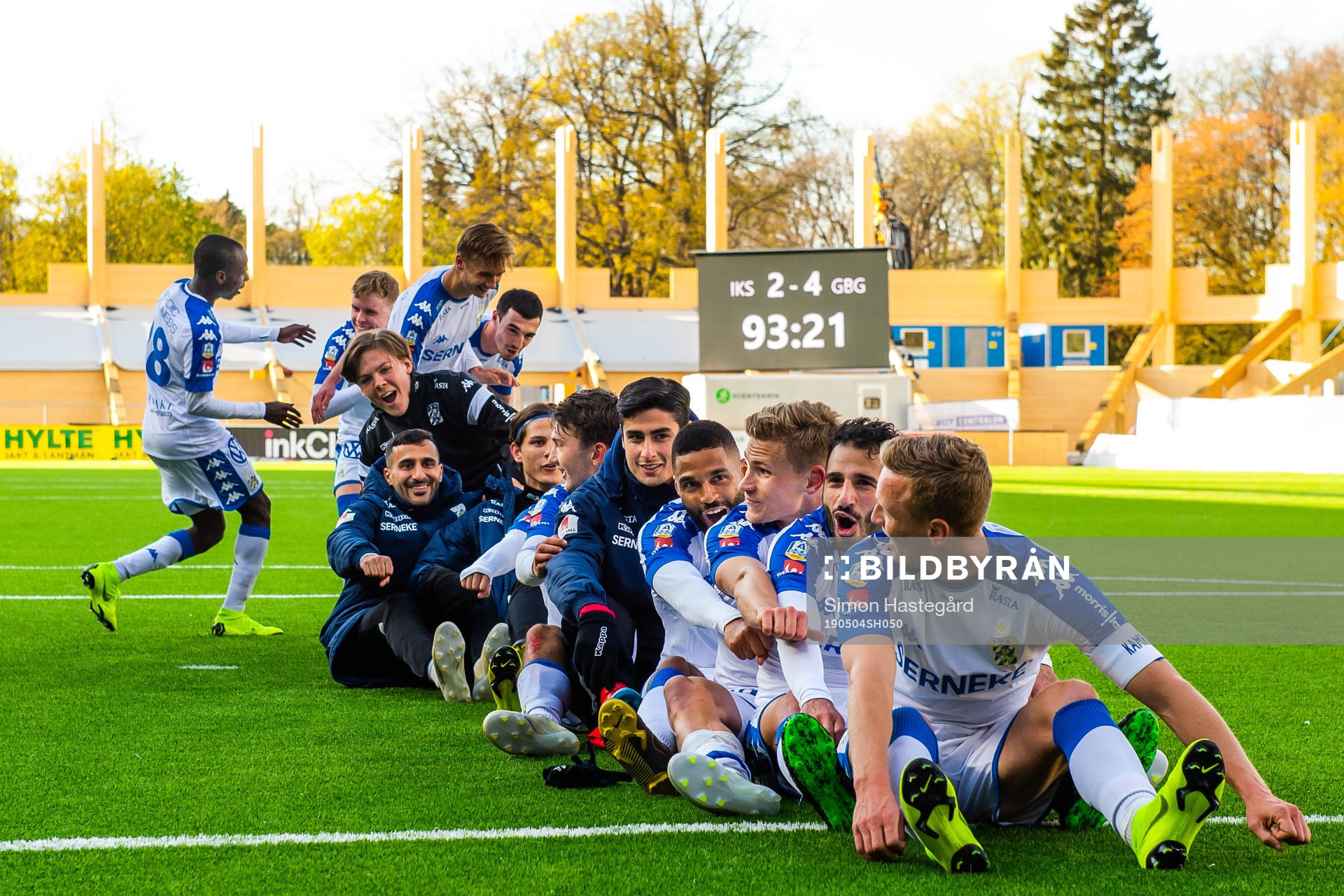 IFK Göteborgs spelare jublar efterfotbollsmatchen i