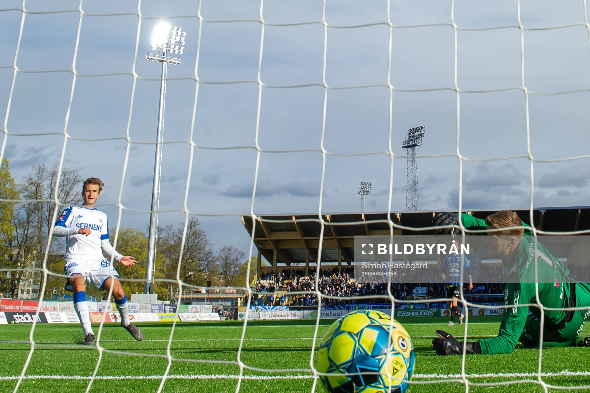 IFK Göteborgs Måns Saebbö gör 2-2 bakom Sirius målvakt