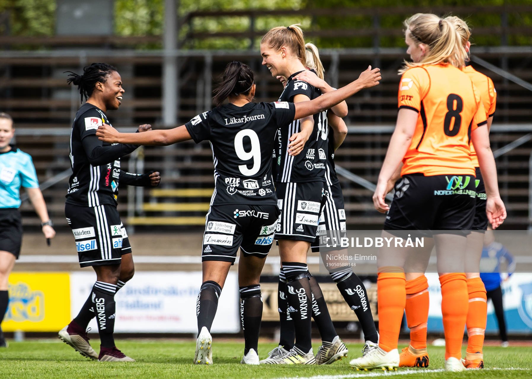 Piteås Nina Jakobsson jublar med lagkamrater