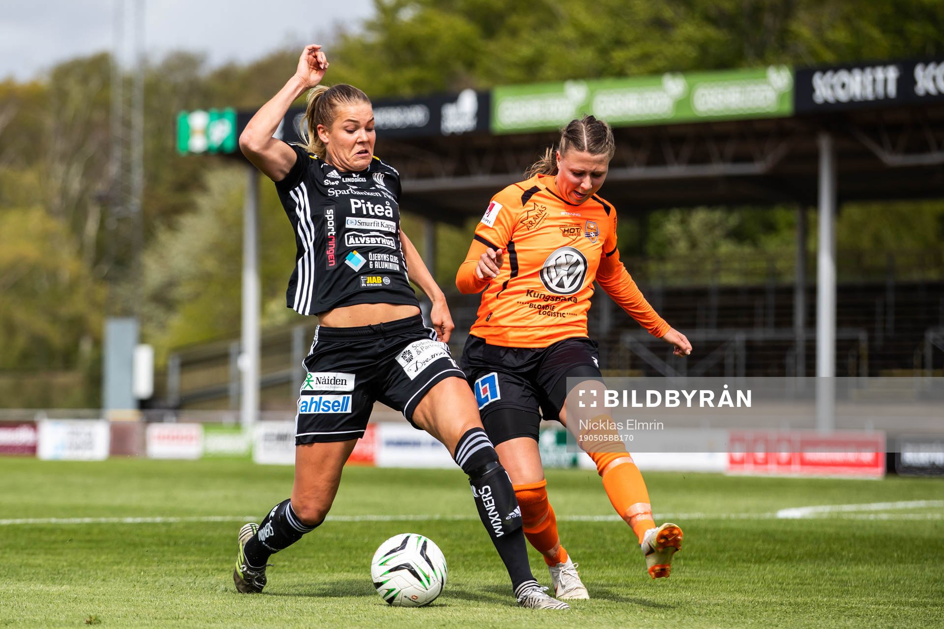Kungsbackas Emilia Hjertberg och Piteås Nina Jakobsson under fotbollsmatchen i Damallsvenskan mellan Kungsbacka och Piteå den 5 maj 2019 i Varberg. 