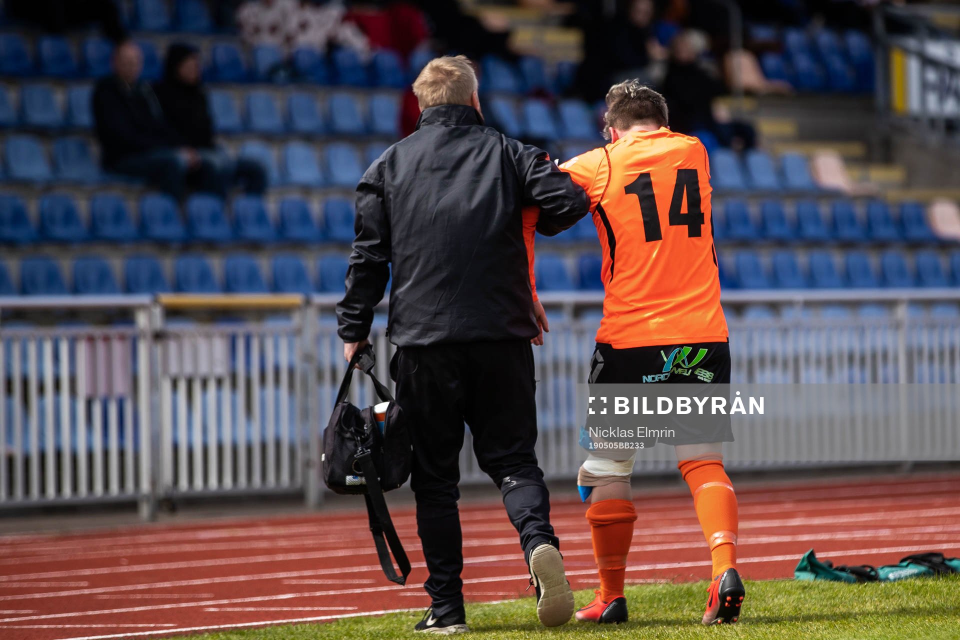 Kungsbackas Andrea Herczeg får hjälp av planen efter skada under fotbollsmatchen i Damallsvenskan mellan Kungsbacka och Piteå den 5 maj 2019 i Varberg. 