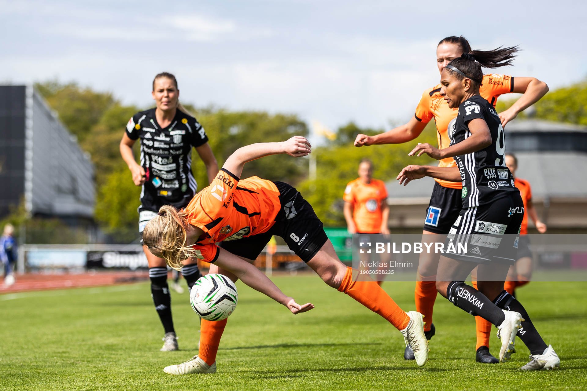 Piteås Madelen Janogy och Kungsbackas Hanna Spets under fotbollsmatchen i Damallsvenskan mellan Kungsbacka och Piteå den 5 maj 2019 i Varberg.