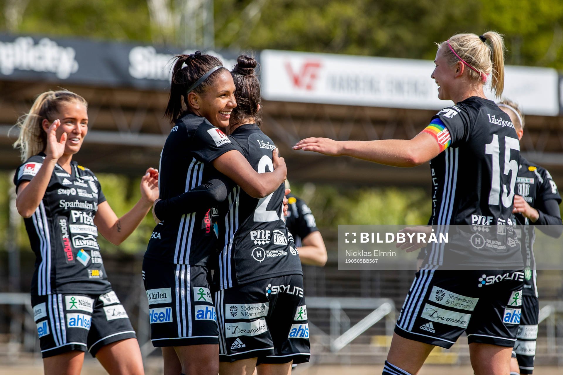 Piteås Madelen Janogy jublar efter sitt mål under fotbollsmatchen i Damallsvenskan mellan Kungsbacka och Piteå den 5 maj 2019 i Varberg.
