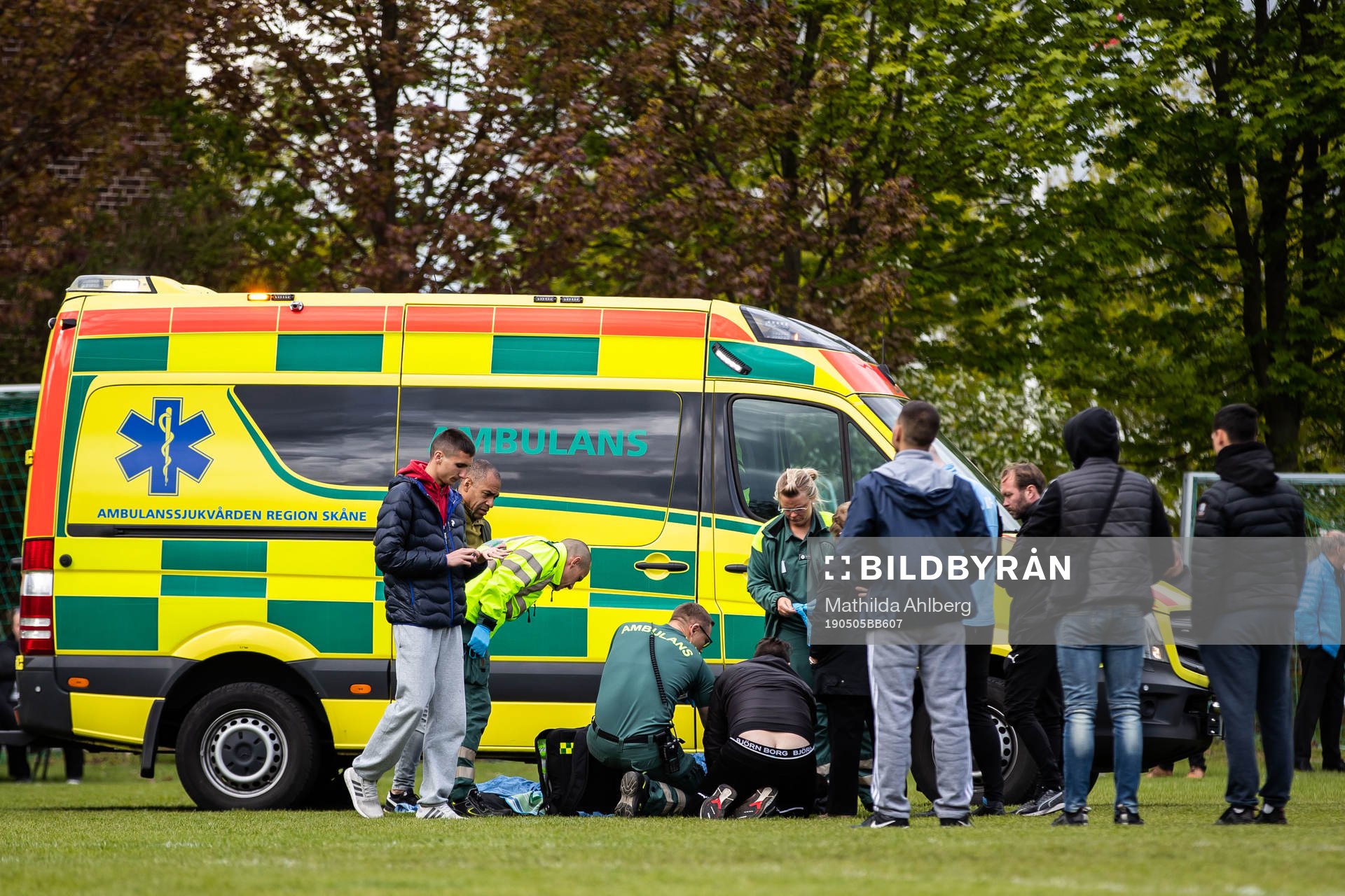 En ambulans anländer