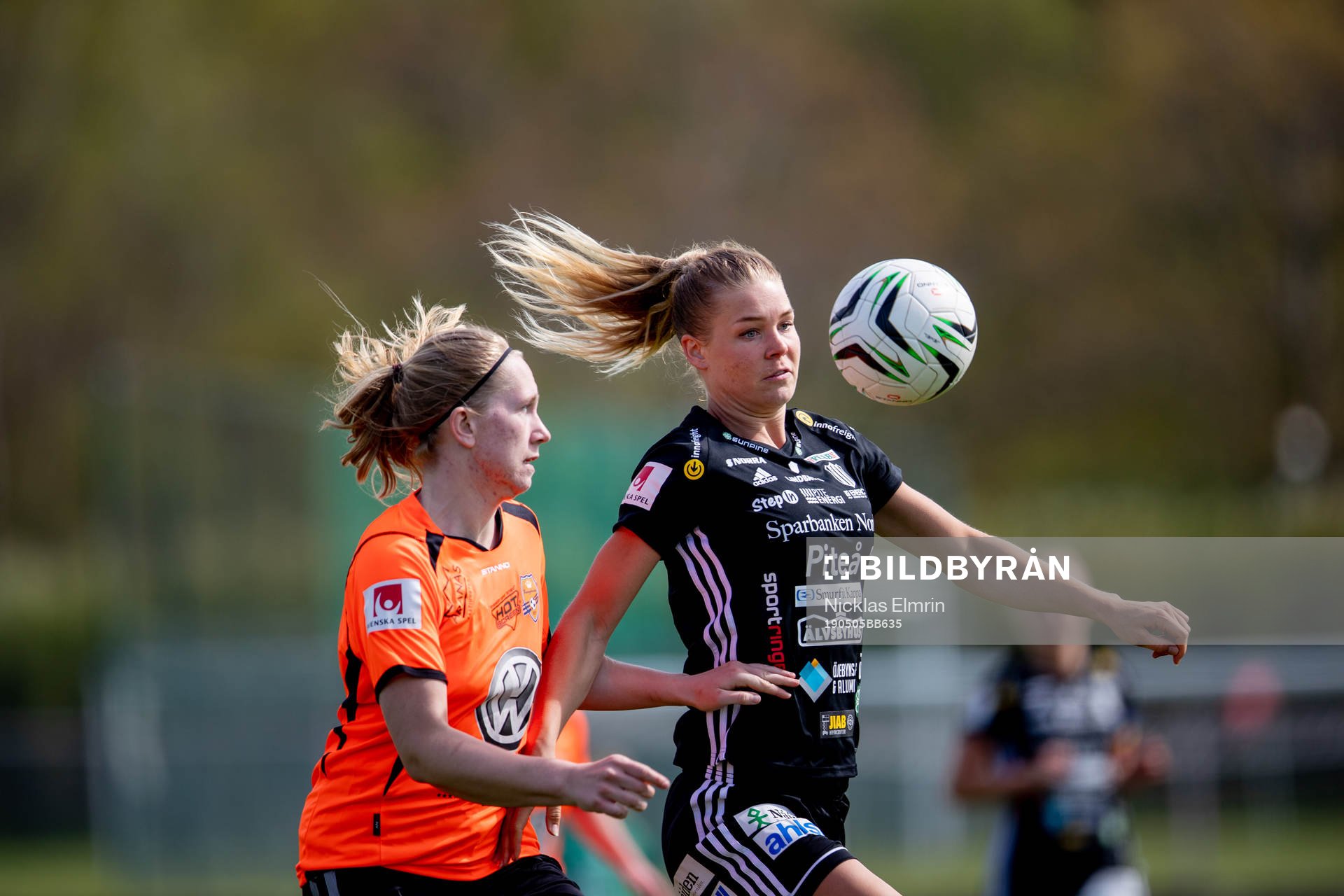 Piteås Cecilia Edlund mot Kungsbackas Hanna Spets under fotbollsmatchen i Damallsvenskan mellan Kungsbacka och Piteå den 5 maj 2019 i Varberg.