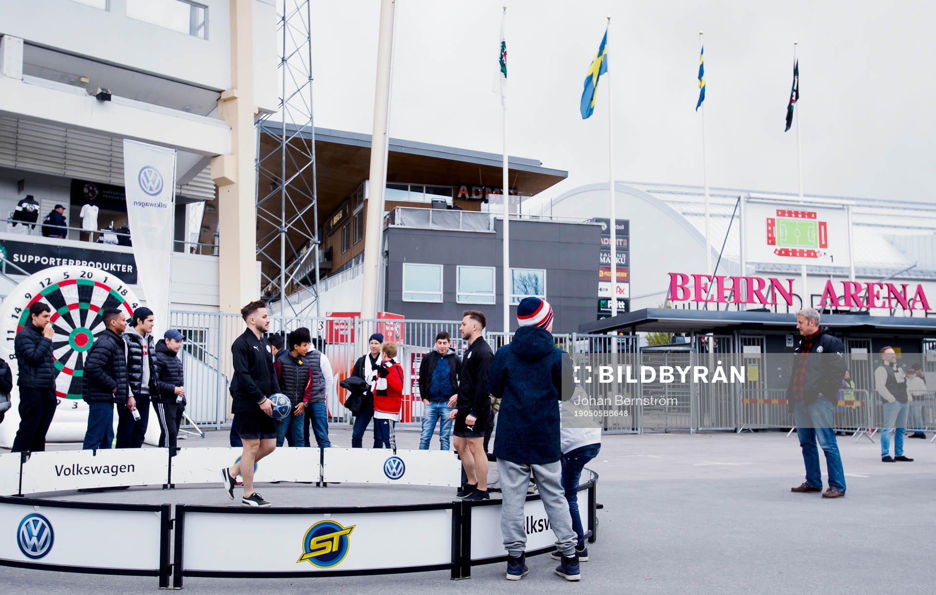 Fotbollsuppvisning framför Behrn Arenas entré