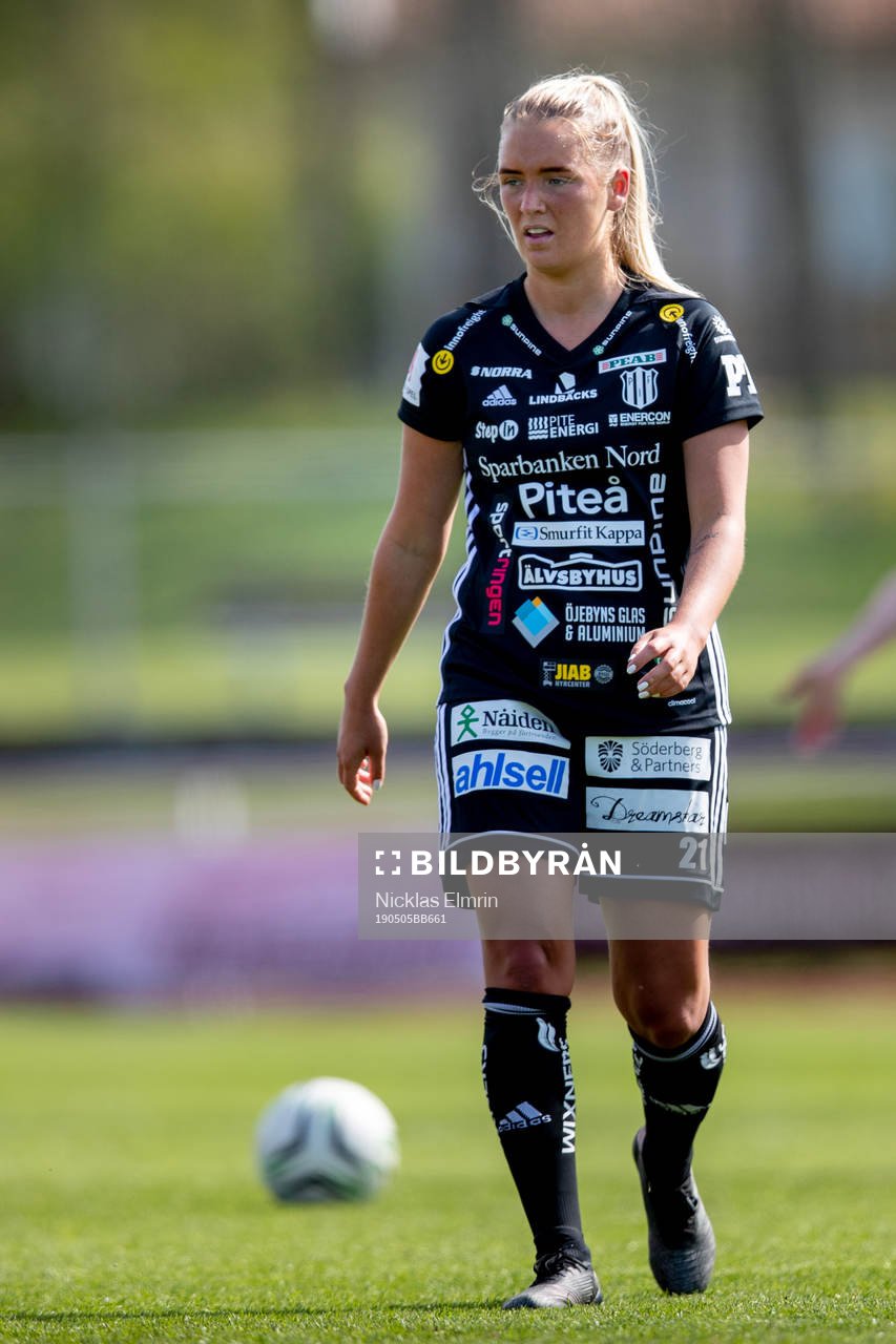 Piteås Ronja Aronsson under fotbollsmatchen i Damallsvenskan mellan Kungsbacka och Piteå den 5 maj 2019 i Varberg. 