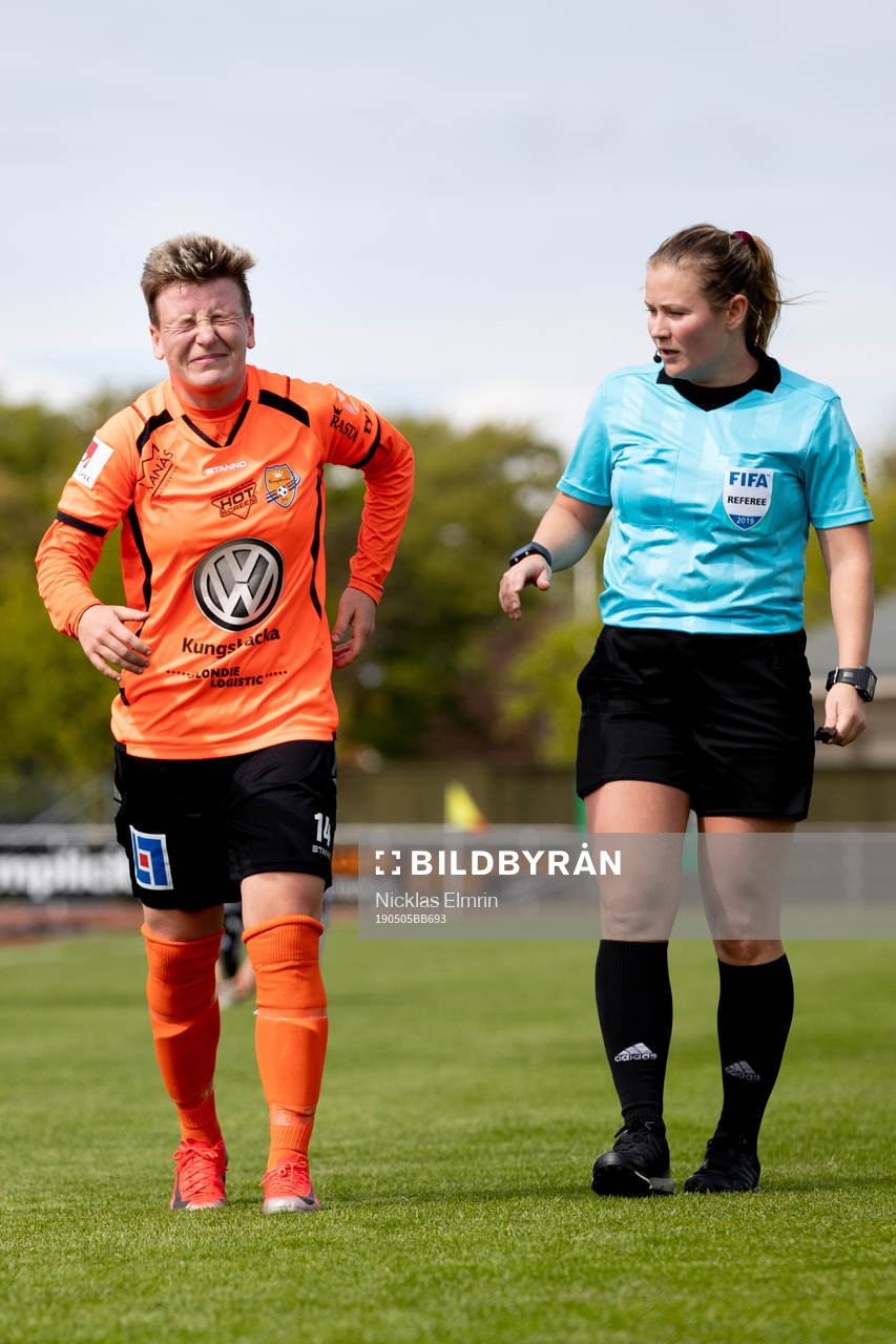 Kungsbackas Andrea Herczeg skadas, domare Laura Rapp under fotbollsmatchen i Damallsvenskan mellan Kungsbacka och Piteå den 5 maj 2019 i Varberg. 