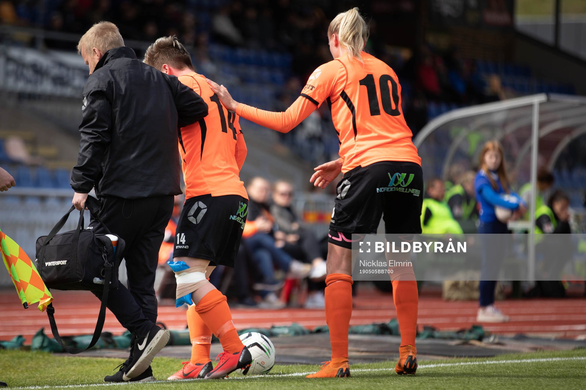Kungsbackas Andrea Herczeg får hjälp av planen efter skada under fotbollsmatchen i Damallsvenskan mellan Kungsbacka och Piteå den 5 maj 2019 i Varberg.