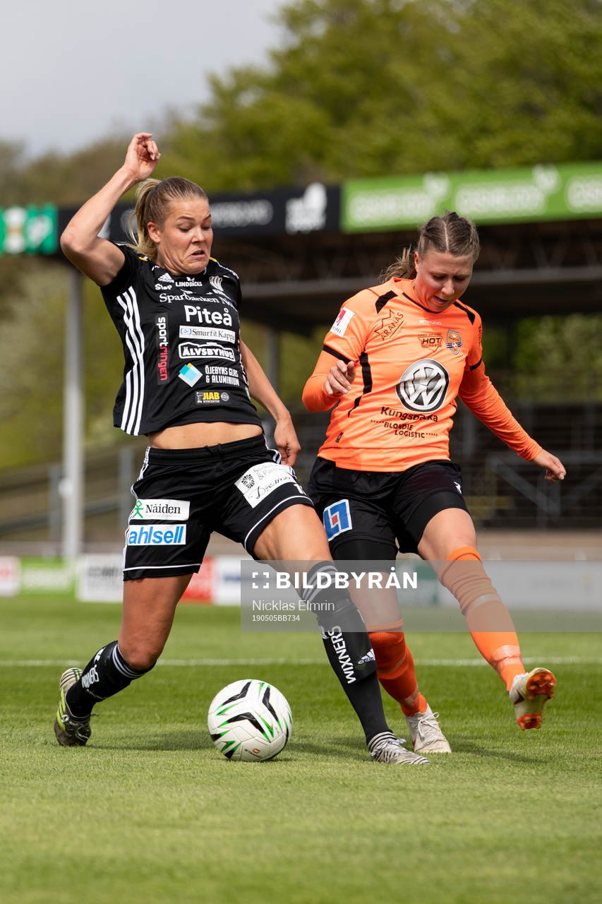Piteås Nina Jakobsson mot Kungsbackas Emilia Hjertberg under fotbollsmatchen i Damallsvenskan mellan Kungsbacka och Piteå den 5 maj 2019 i Varberg.